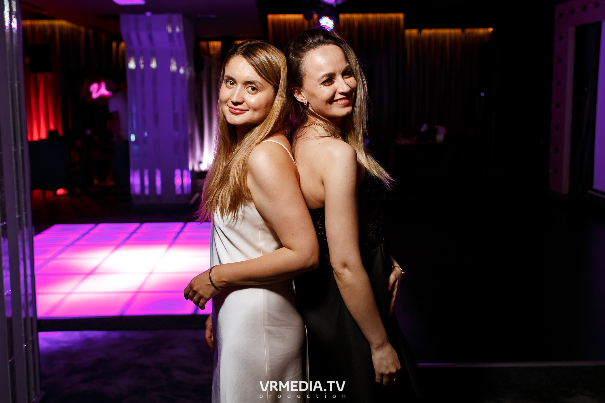 Золотая пятница. Вечеринка 90х в караоке-баре «Volna»