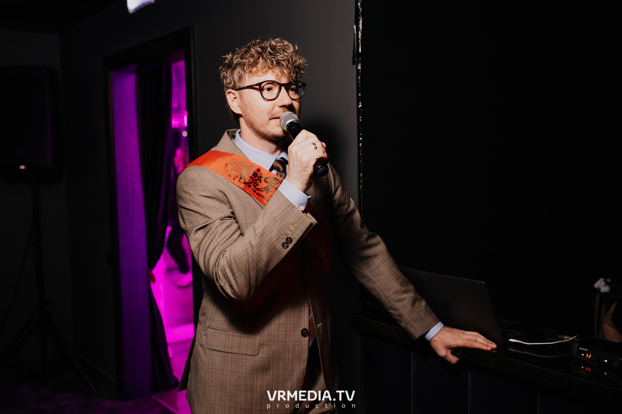 Пятничная вечеринка в караоке-баре «Volna»