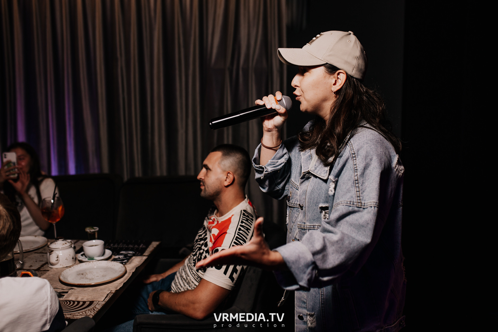 Пятничная вечеринка в караоке-баре «Volna»