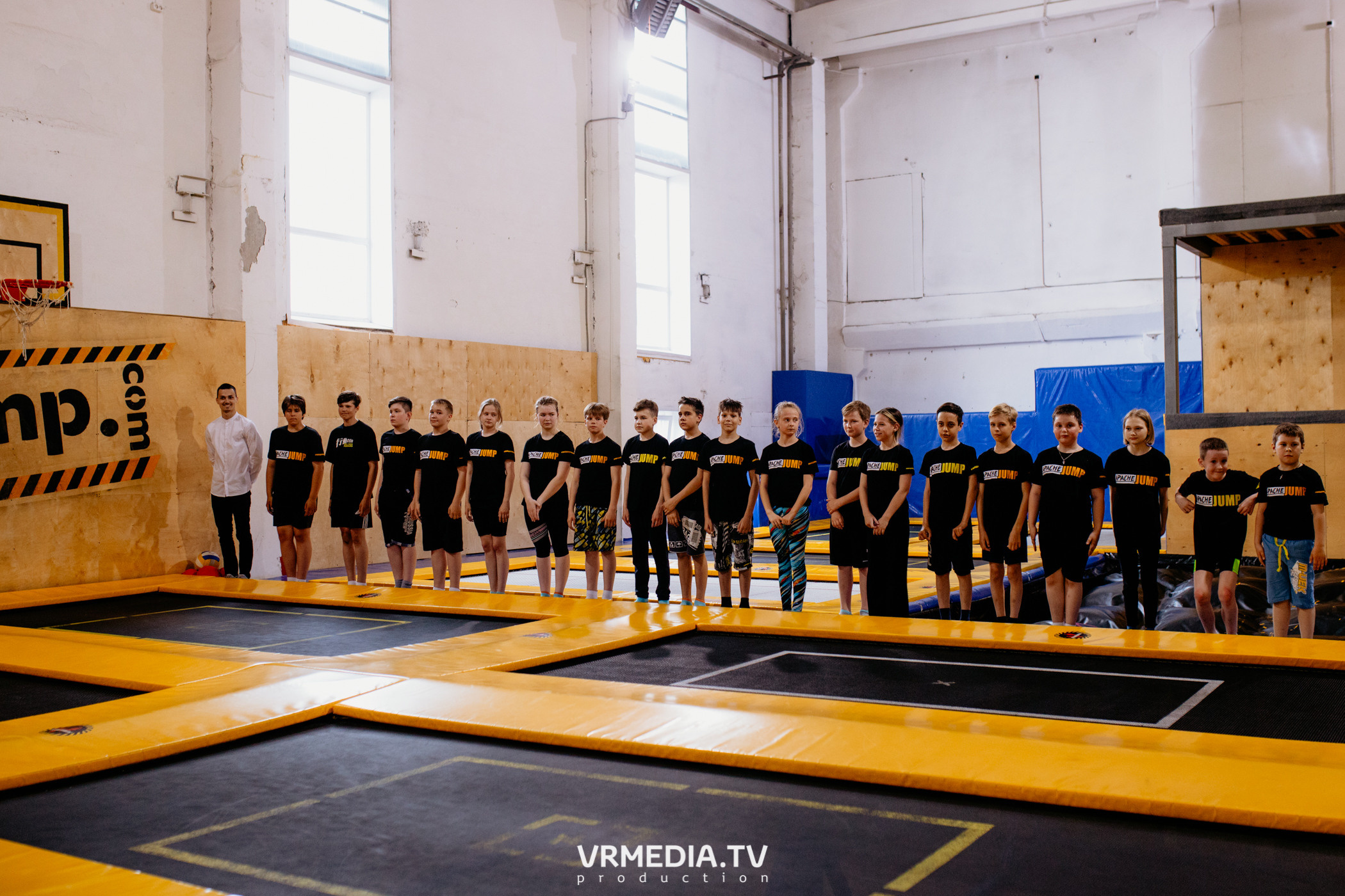 Соревнования по прыжкам на батуте в «Apache Jump»