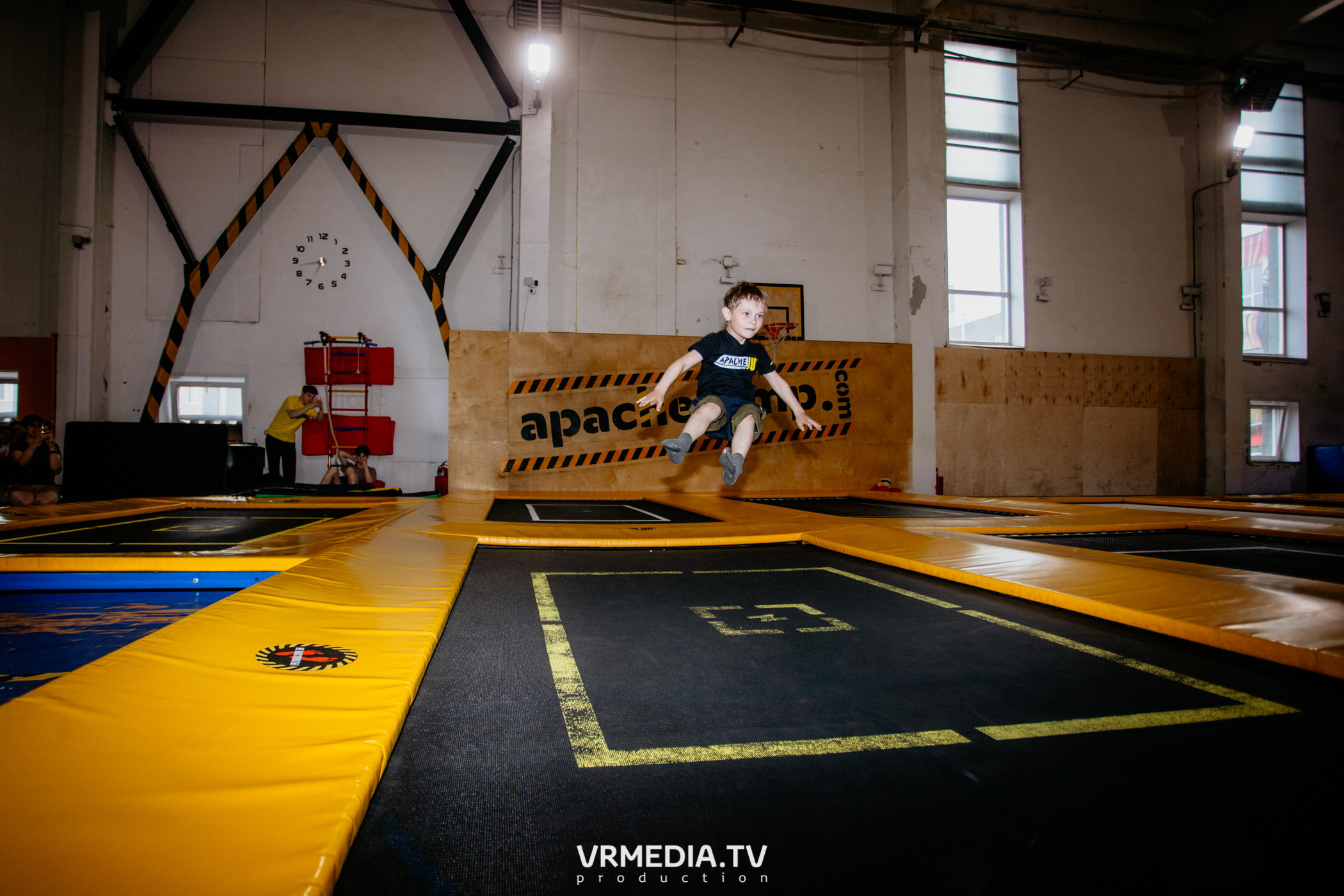 Соревнования по прыжкам на батуте в «Apache Jump»