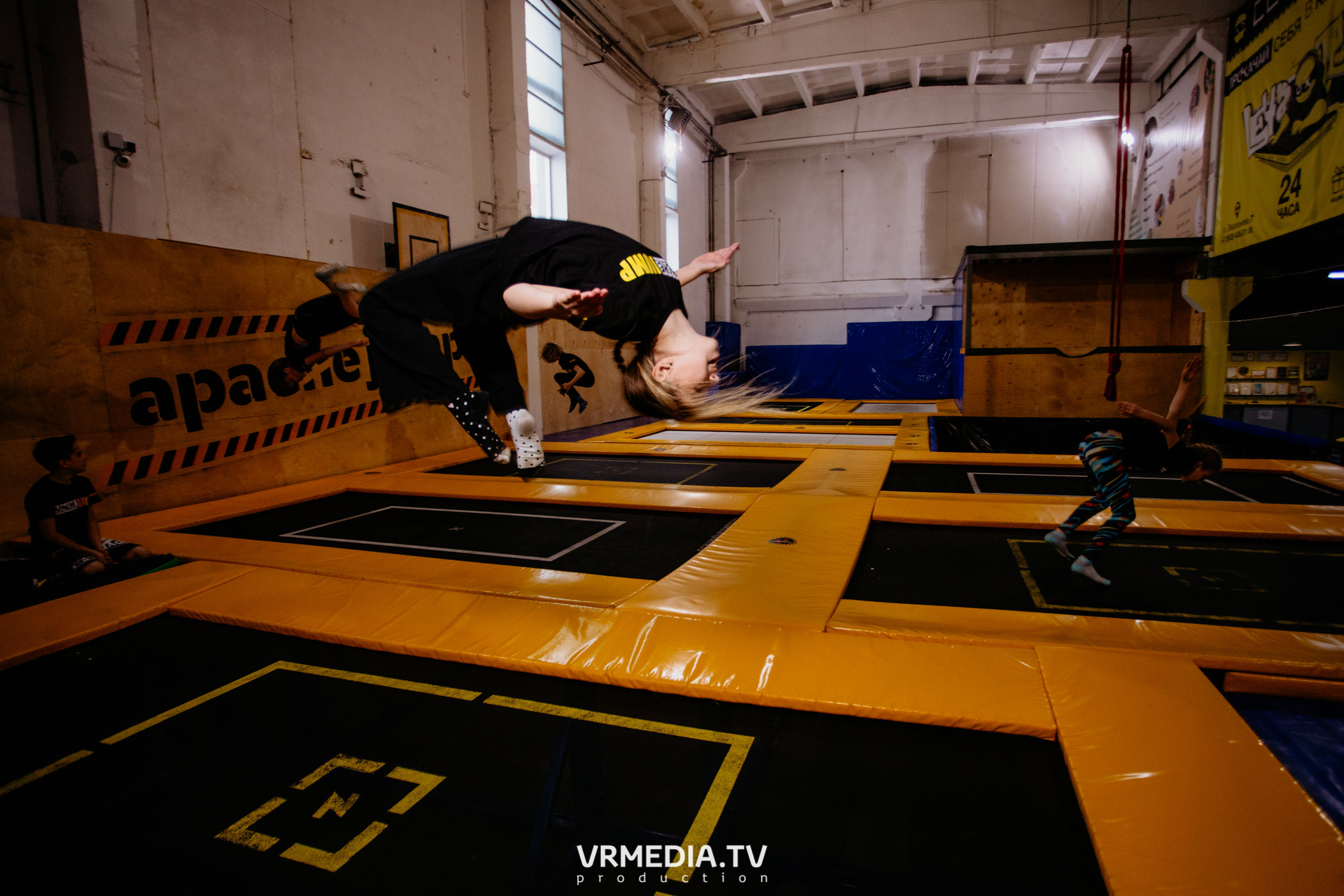 Соревнования по прыжкам на батуте в «Apache Jump»