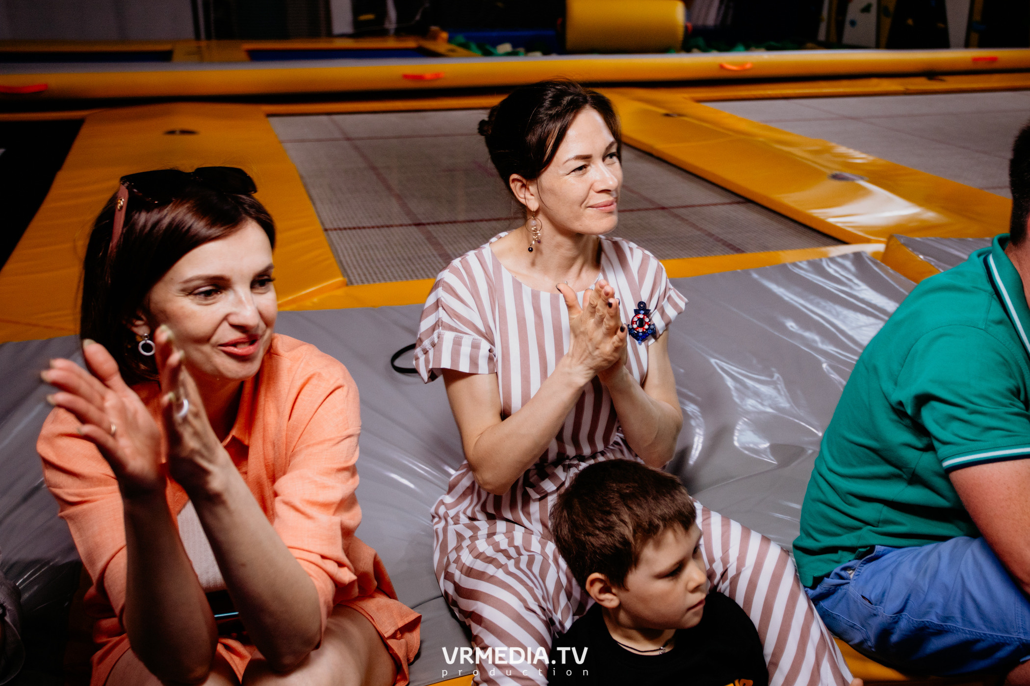 Соревнования по прыжкам на батуте в «Apache Jump»