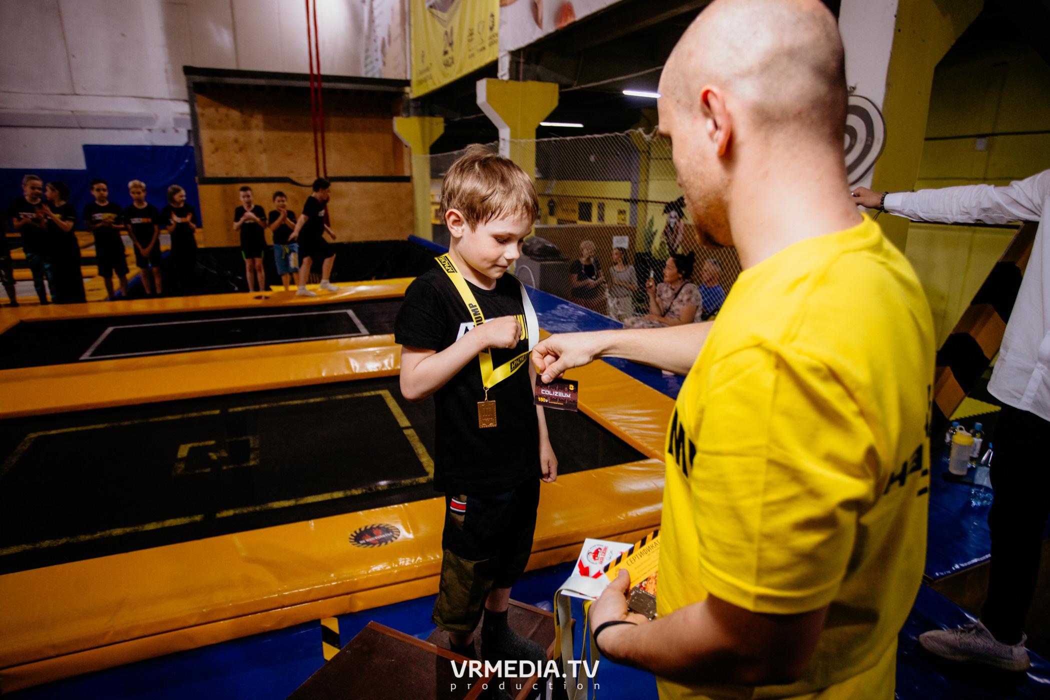 Соревнования по прыжкам на батуте в «Apache Jump»