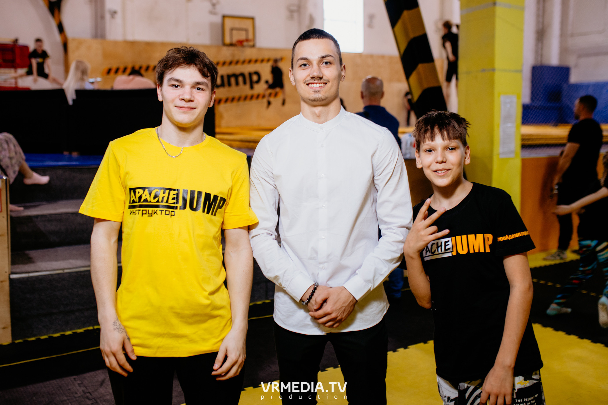 Соревнования по прыжкам на батуте в «Apache Jump»