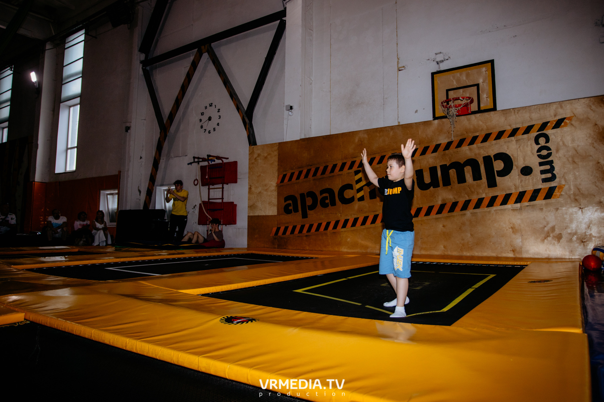 Соревнования по прыжкам на батуте в «Apache Jump»
