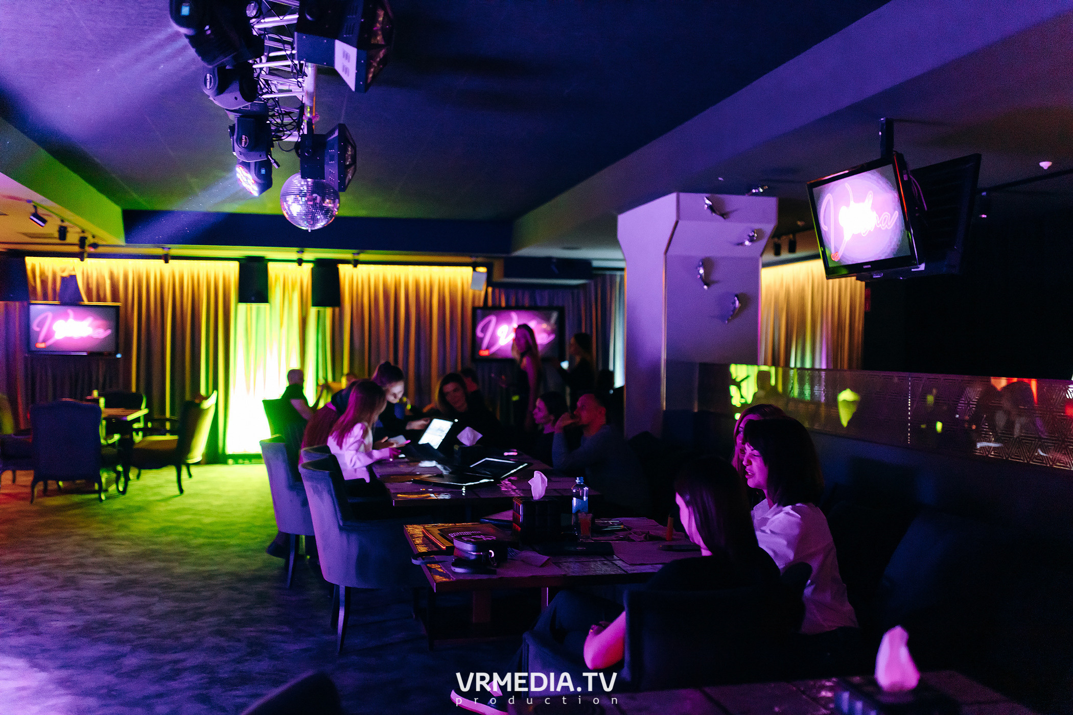 Колесо фортуны в караоке-баре «Volna»