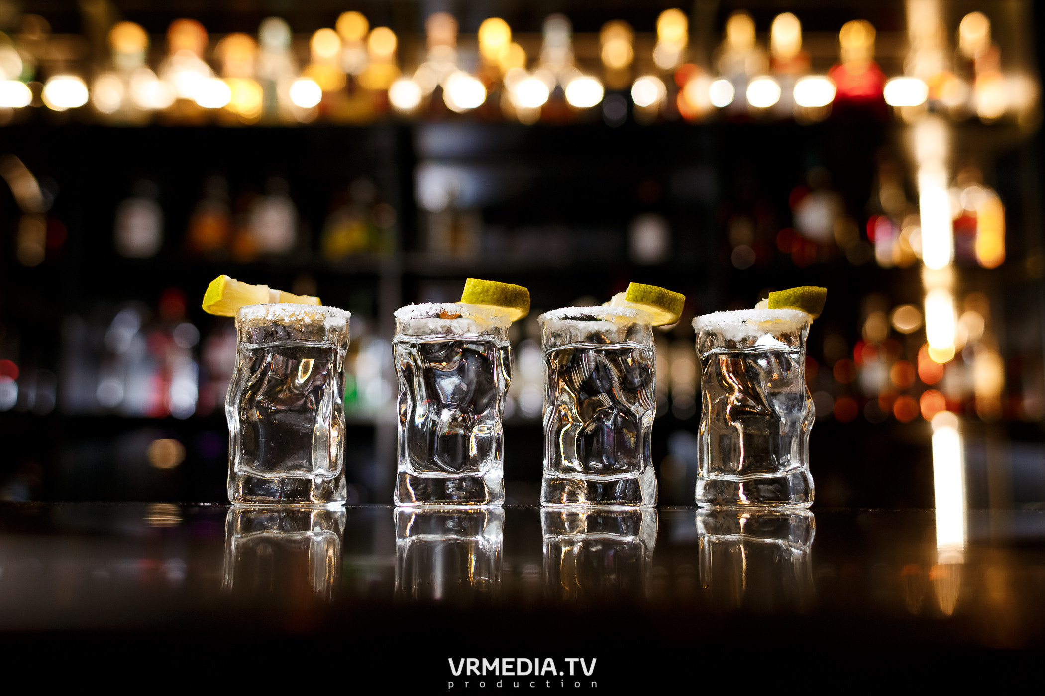 Золотая пятница. Вечеринка 90х в караоке-баре «Volna»