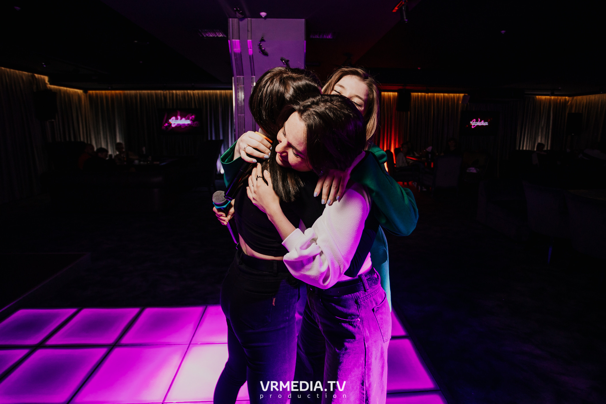 Пятничная вечеринка в караоке-баре «Volna»