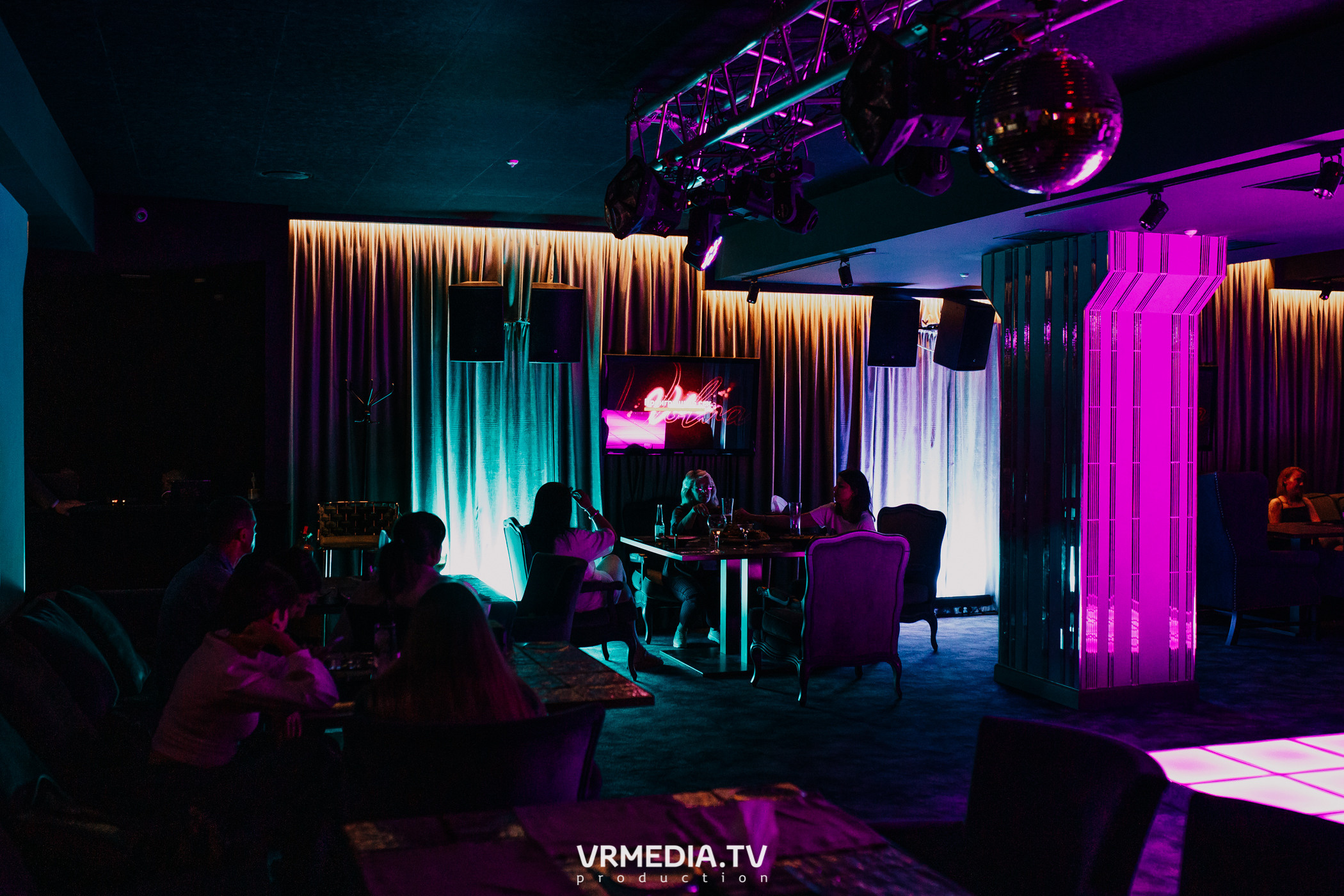 Пятничная вечеринка в караоке-баре «Volna»