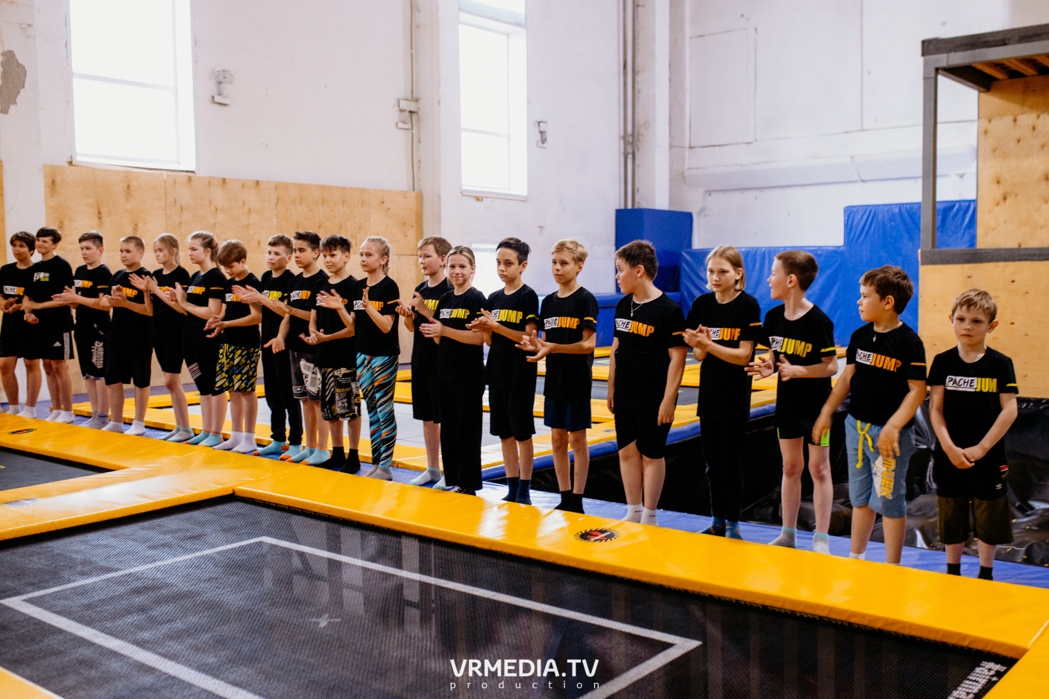 Соревнования по прыжкам на батуте в «Apache Jump»