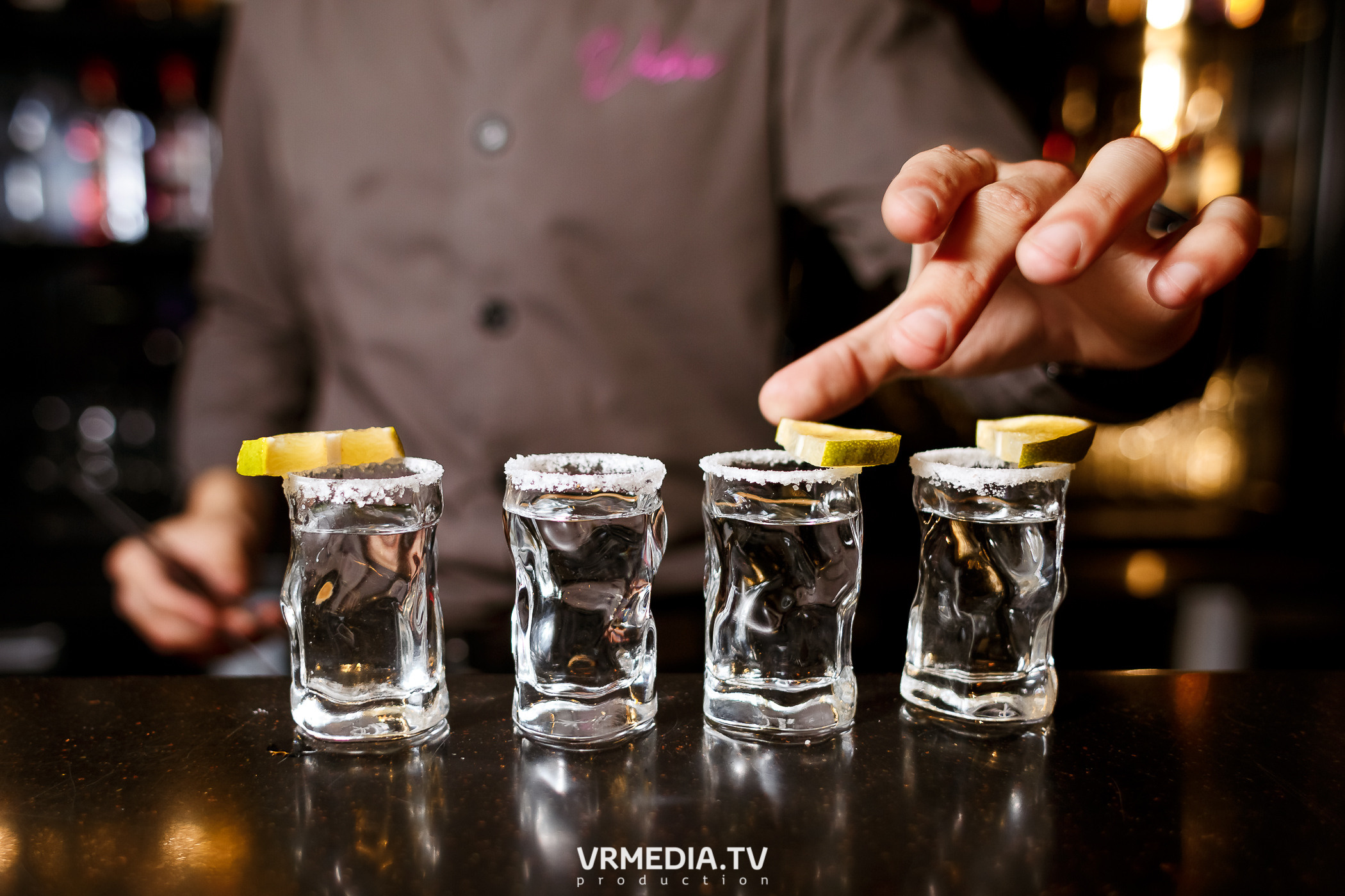 Золотая пятница. Вечеринка 90х в караоке-баре «Volna»