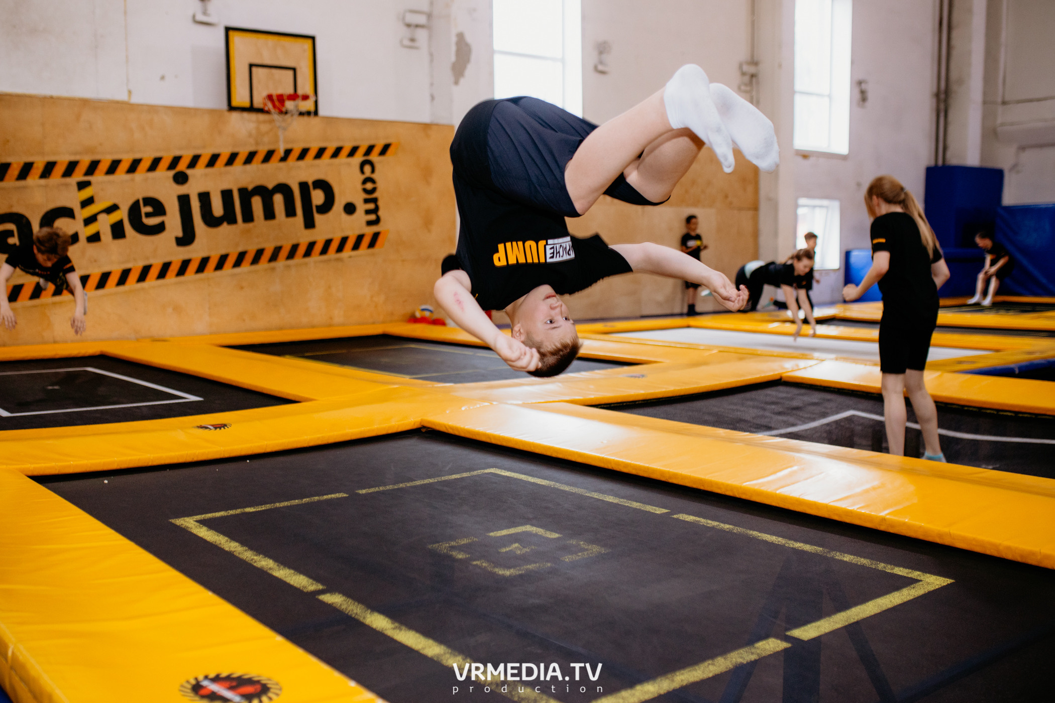 Соревнования по прыжкам на батуте в «Apache Jump»