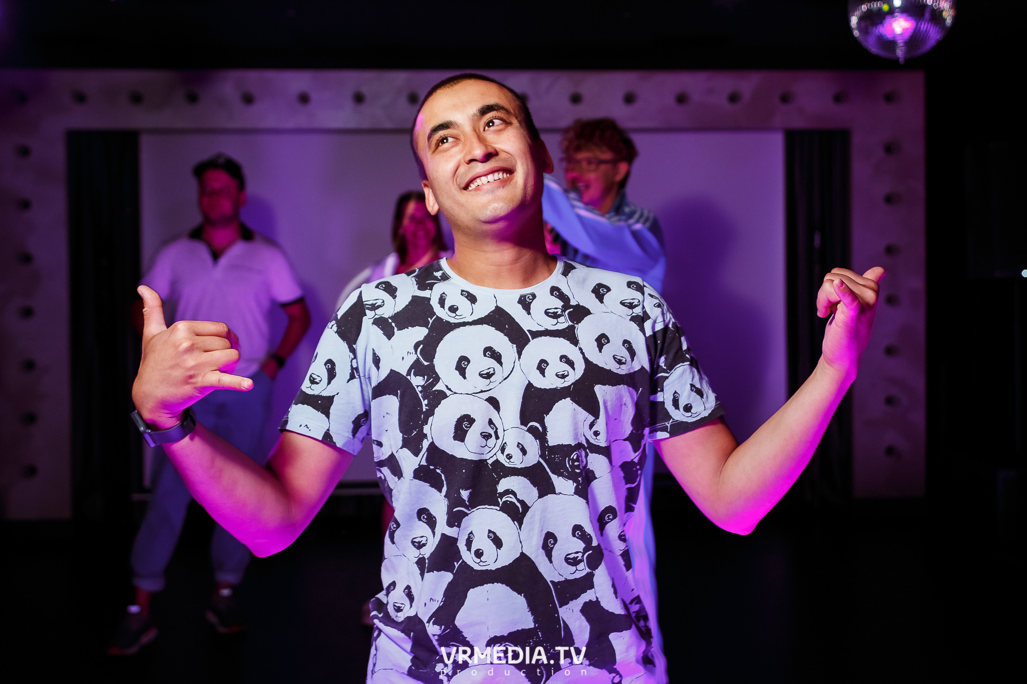 Золотая пятница. Вечеринка 90х в караоке-баре «Volna»