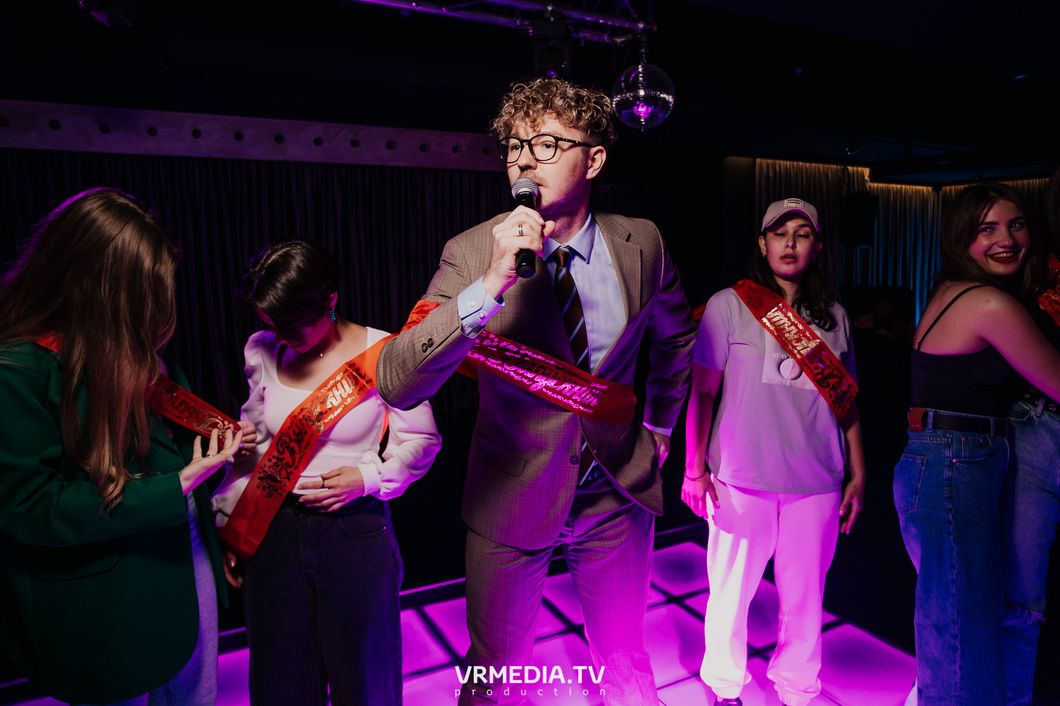 Пятничная вечеринка в караоке-баре «Volna»