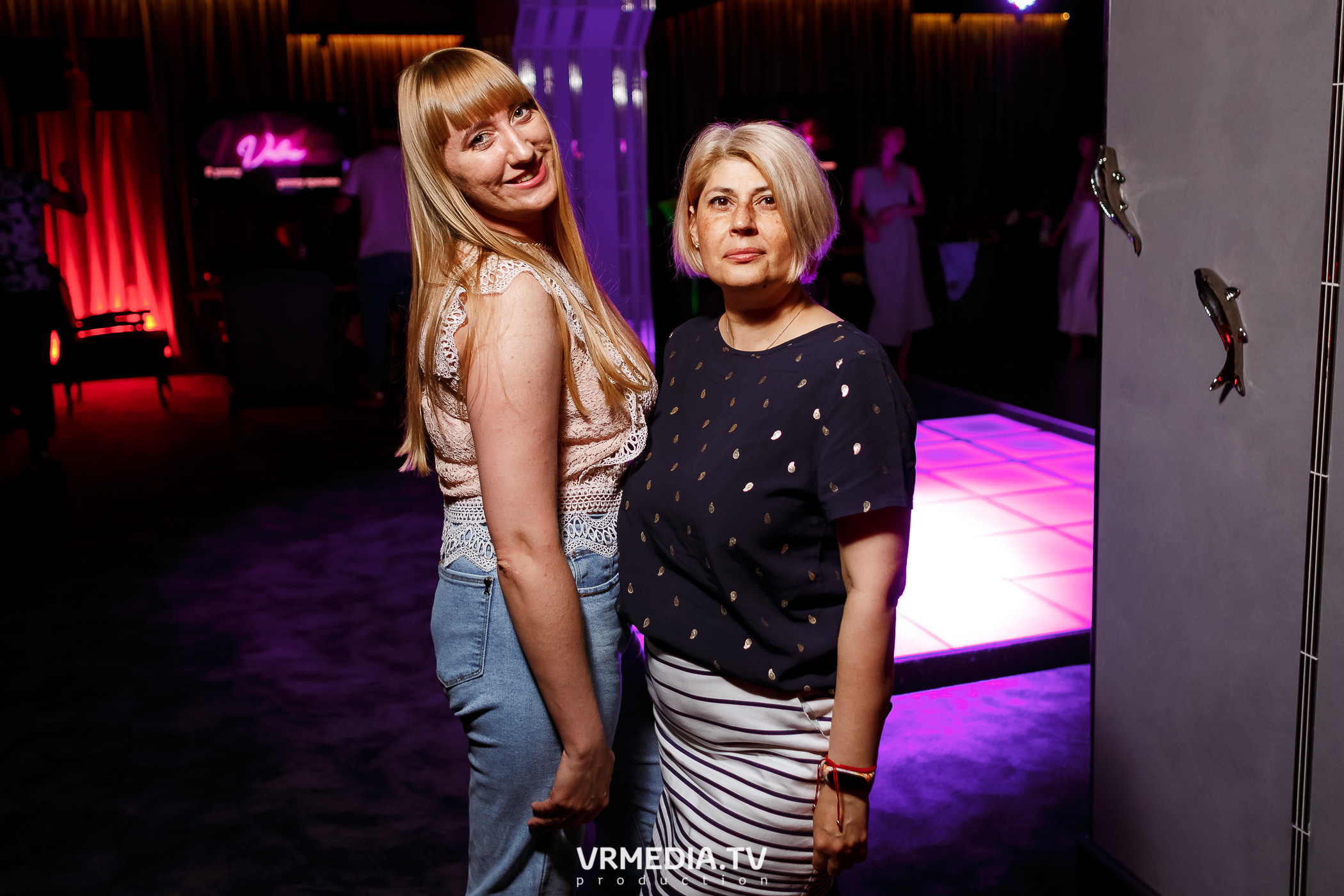 Золотая пятница. Вечеринка 90х в караоке-баре «Volna»