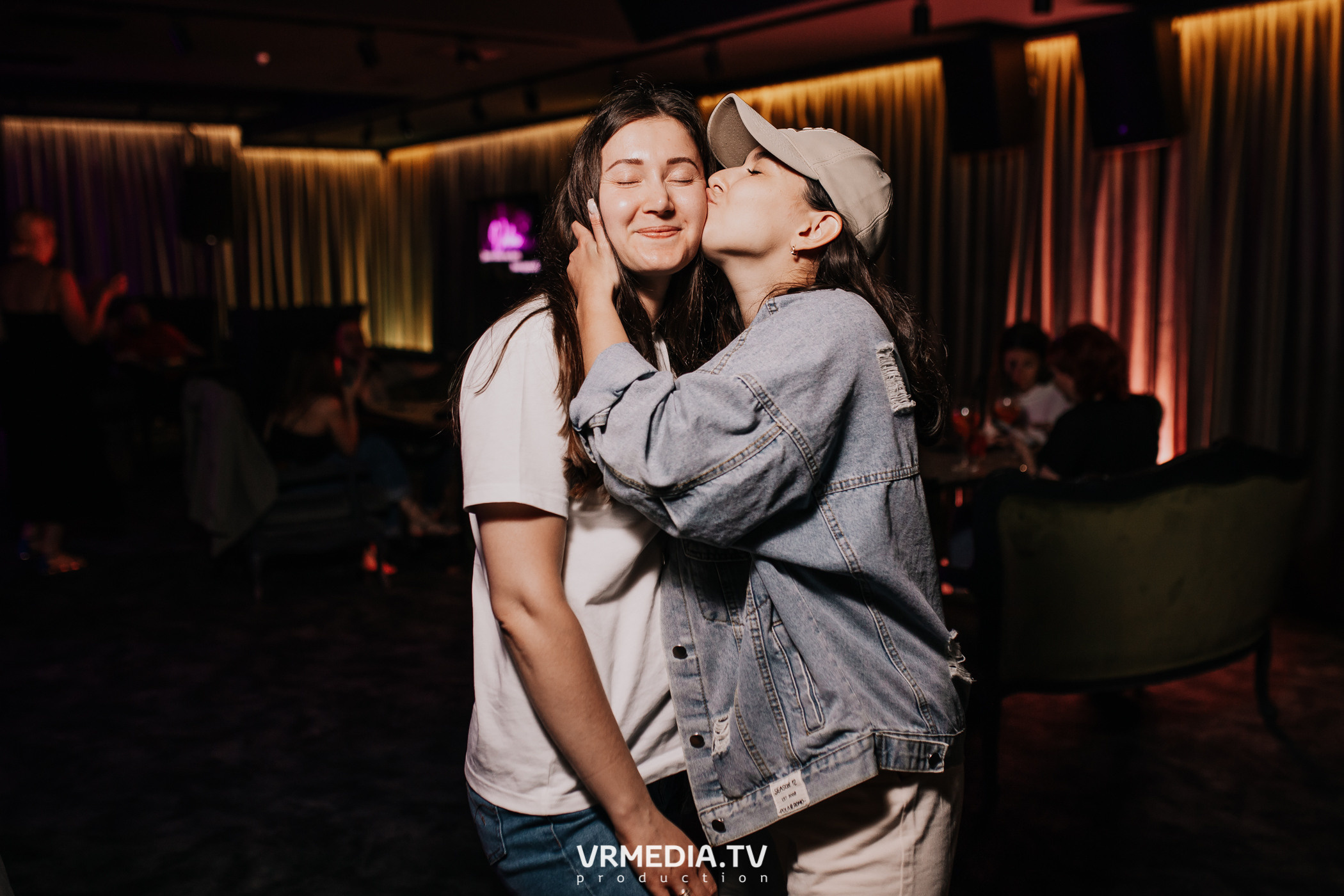 Пятничная вечеринка в караоке-баре «Volna»