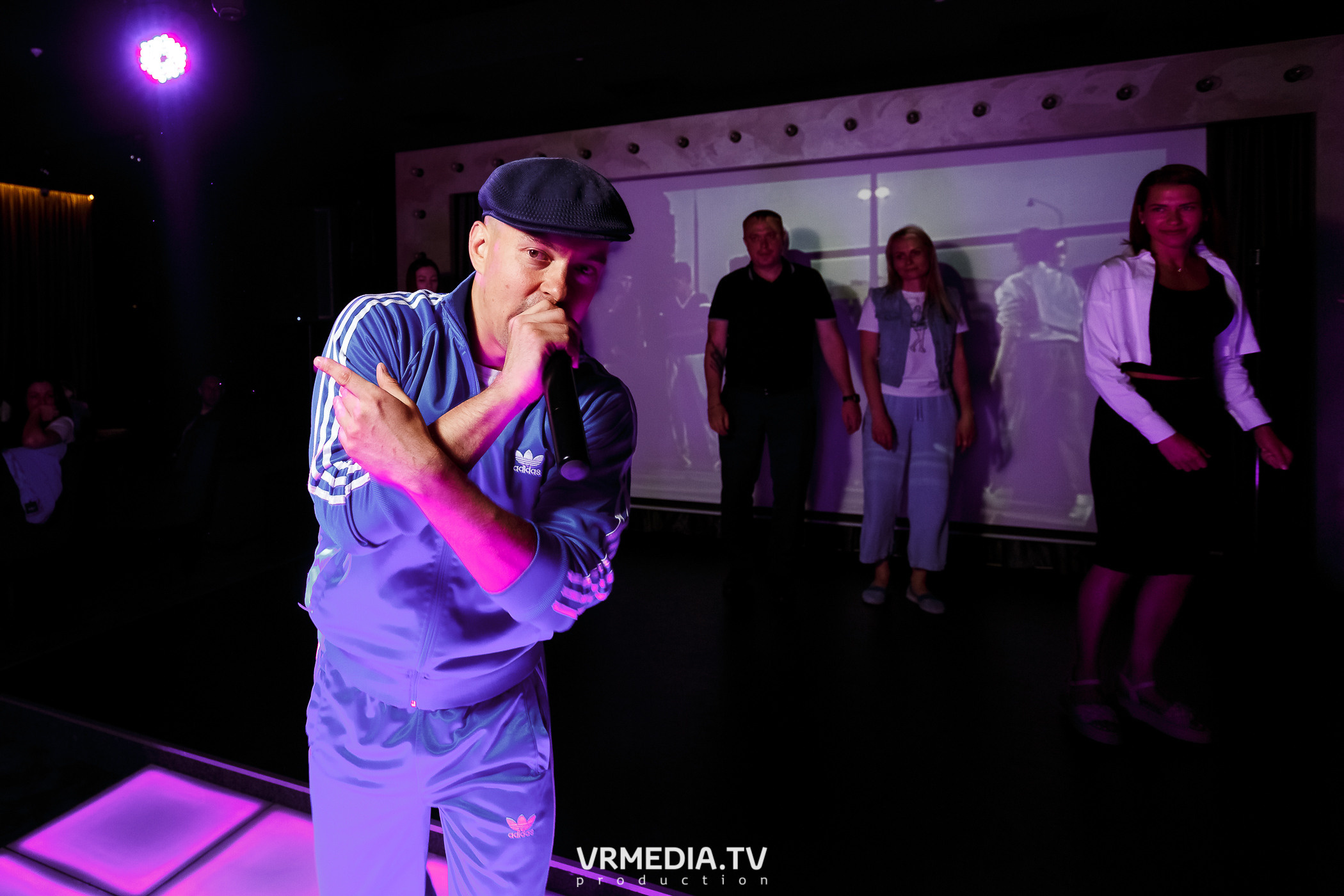 Золотая пятница. Вечеринка 90х в караоке-баре «Volna»