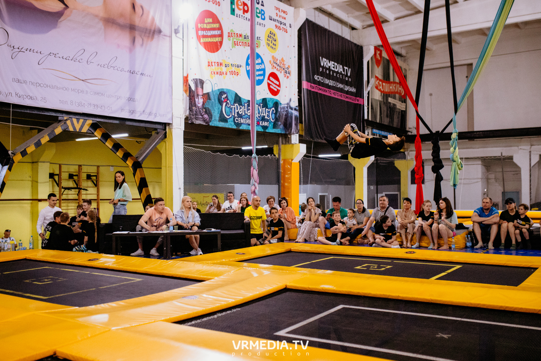 Соревнования по прыжкам на батуте в «Apache Jump»