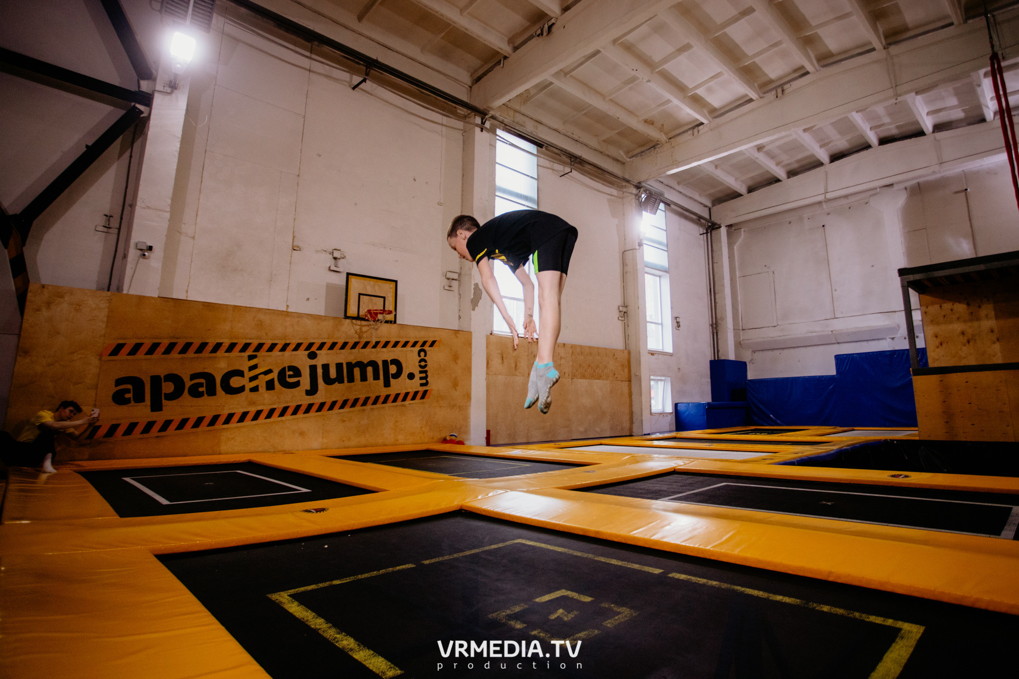 Соревнования по прыжкам на батуте в «Apache Jump»