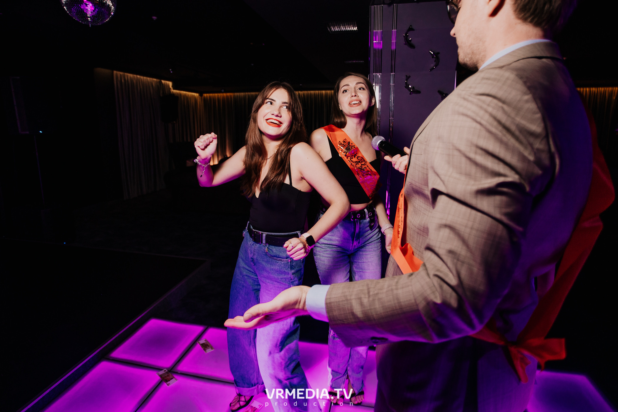 Пятничная вечеринка в караоке-баре «Volna»