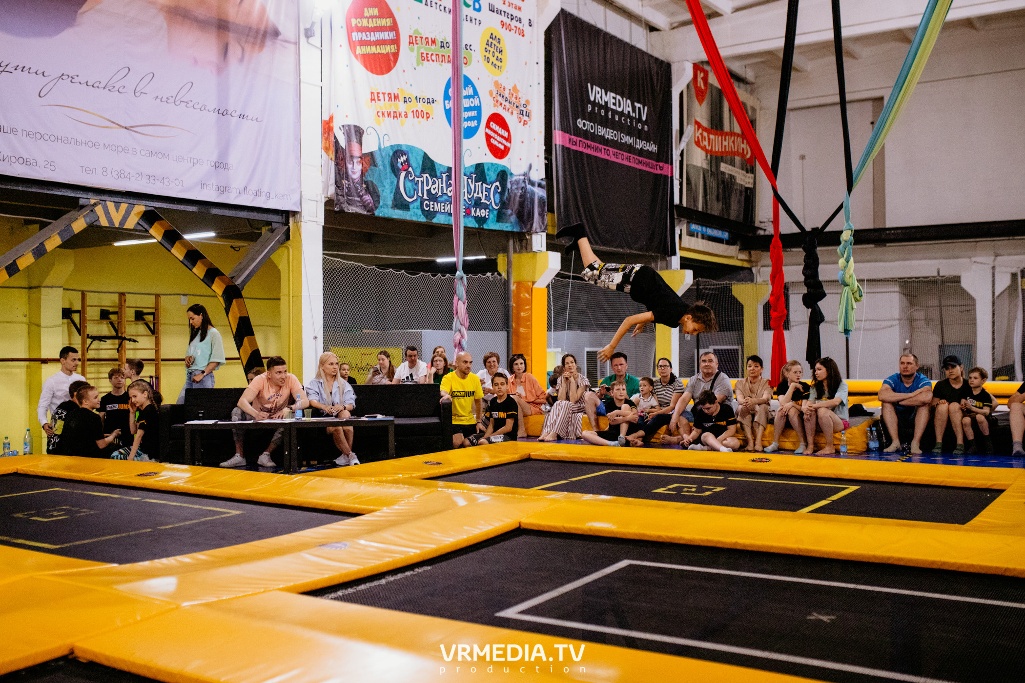 Соревнования по прыжкам на батуте в «Apache Jump»