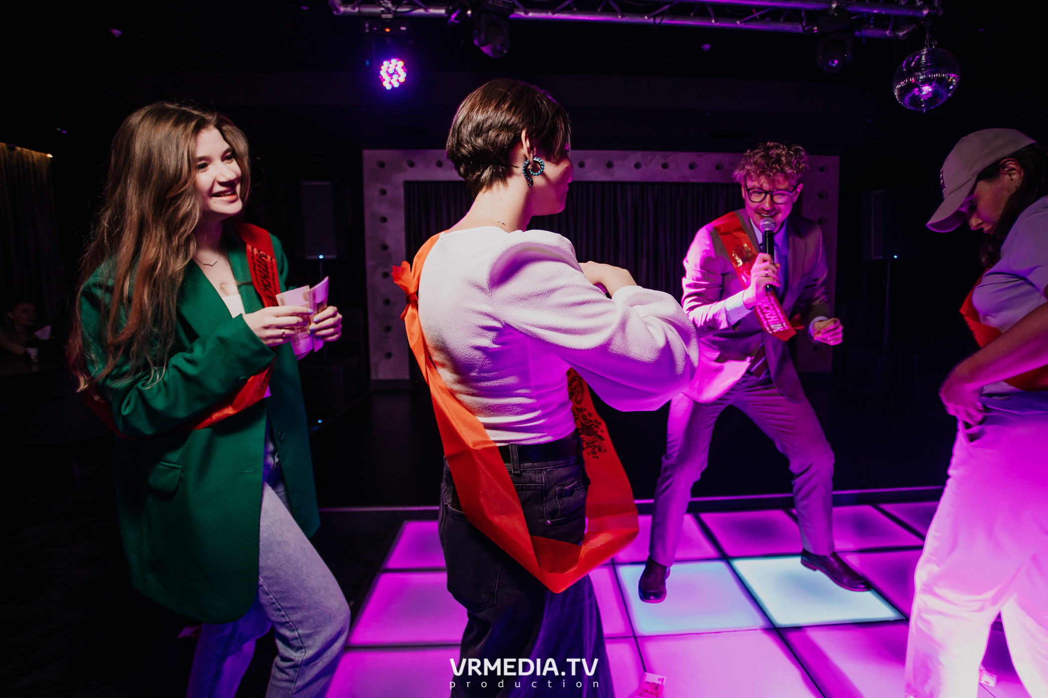 Пятничная вечеринка в караоке-баре «Volna»