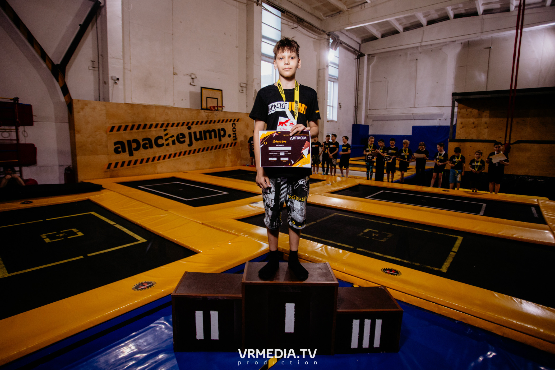 Соревнования по прыжкам на батуте в «Apache Jump»