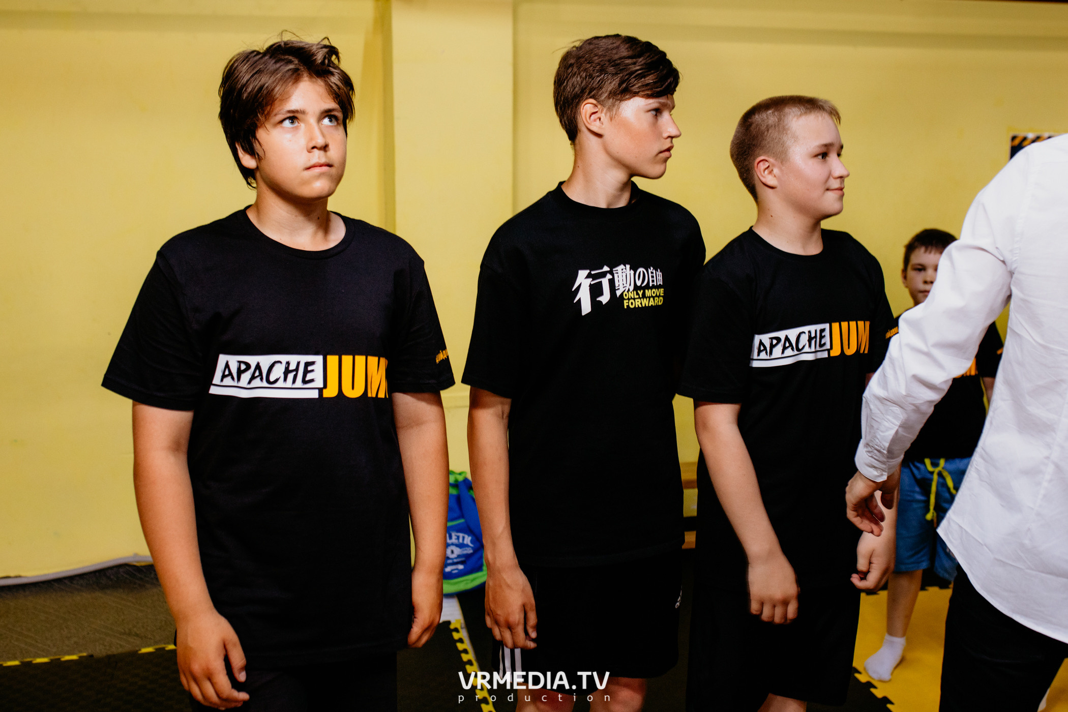 Соревнования по прыжкам на батуте в «Apache Jump»