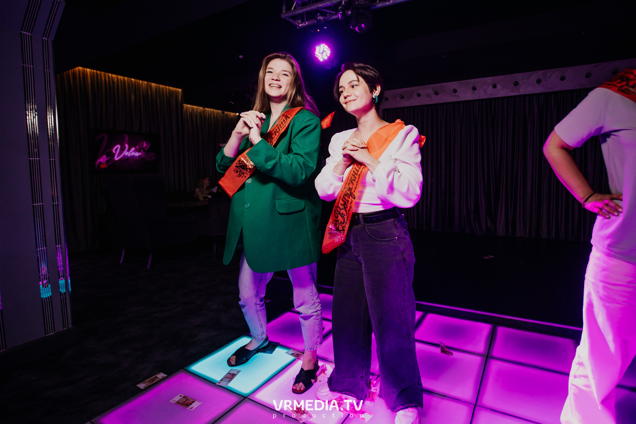 Пятничная вечеринка в караоке-баре «Volna»