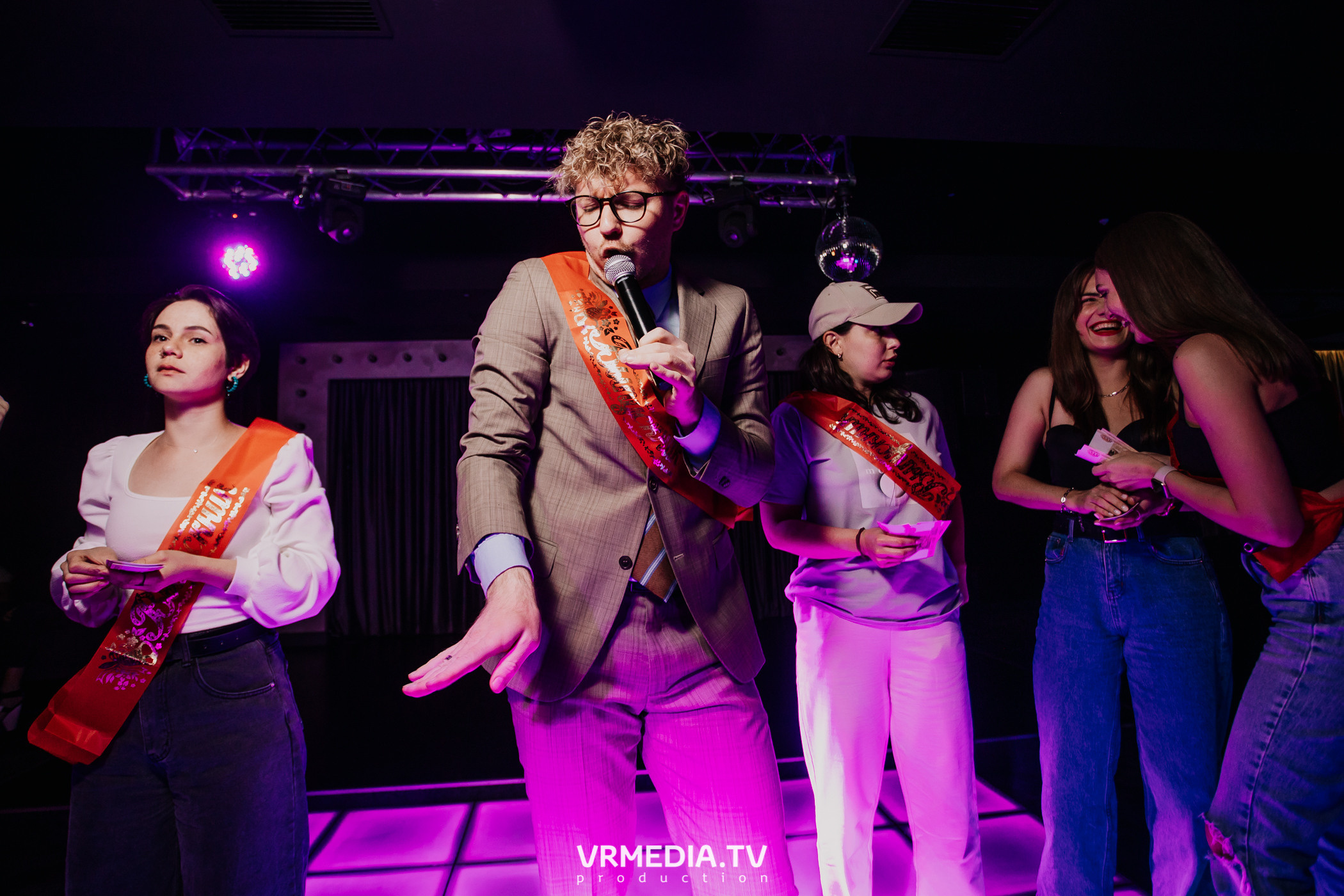 Пятничная вечеринка в караоке-баре «Volna»