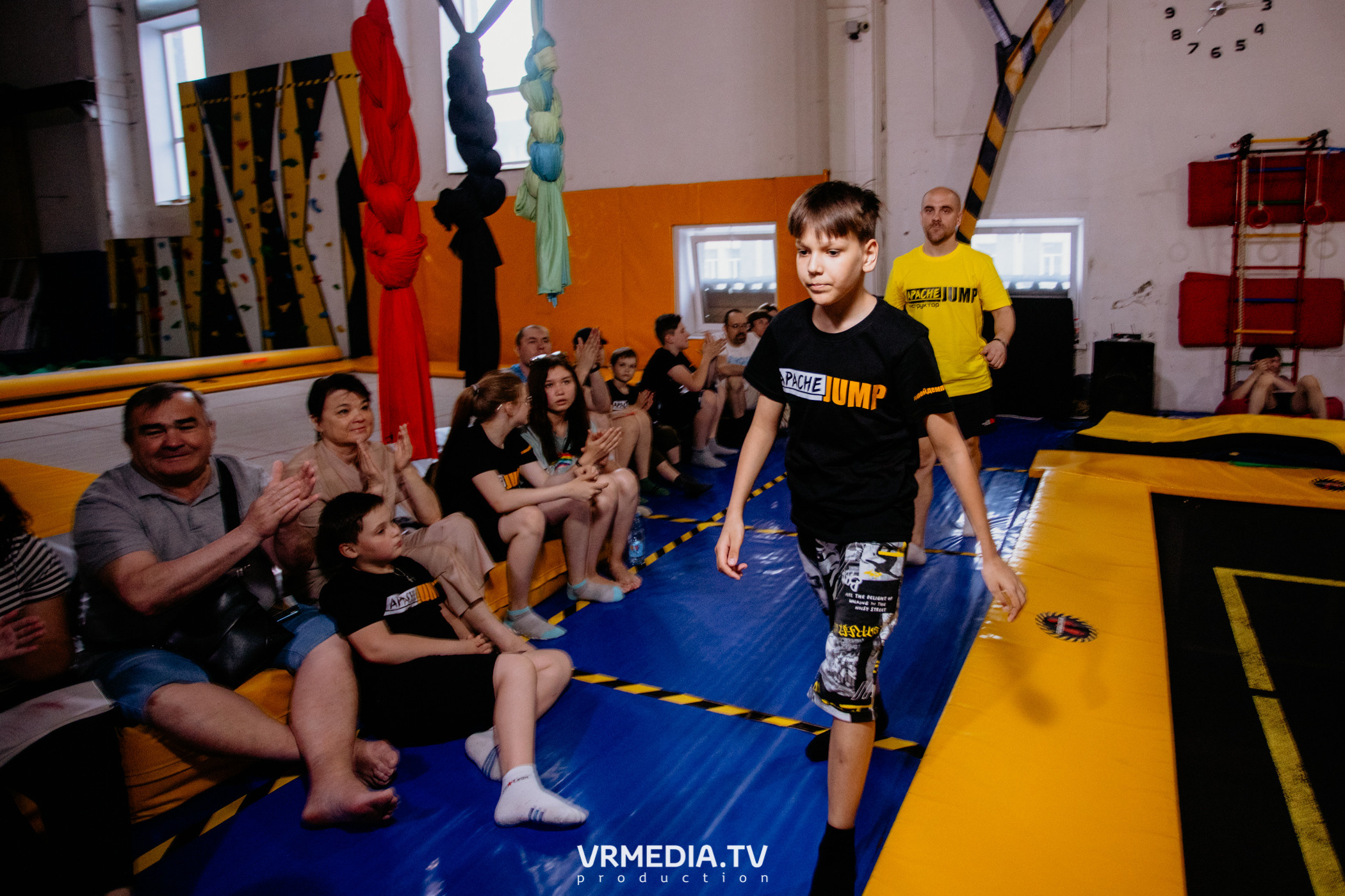 Соревнования по прыжкам на батуте в «Apache Jump»