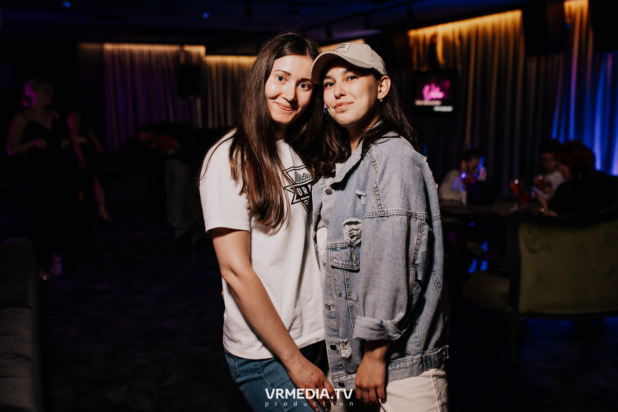 Пятничная вечеринка в караоке-баре «Volna»