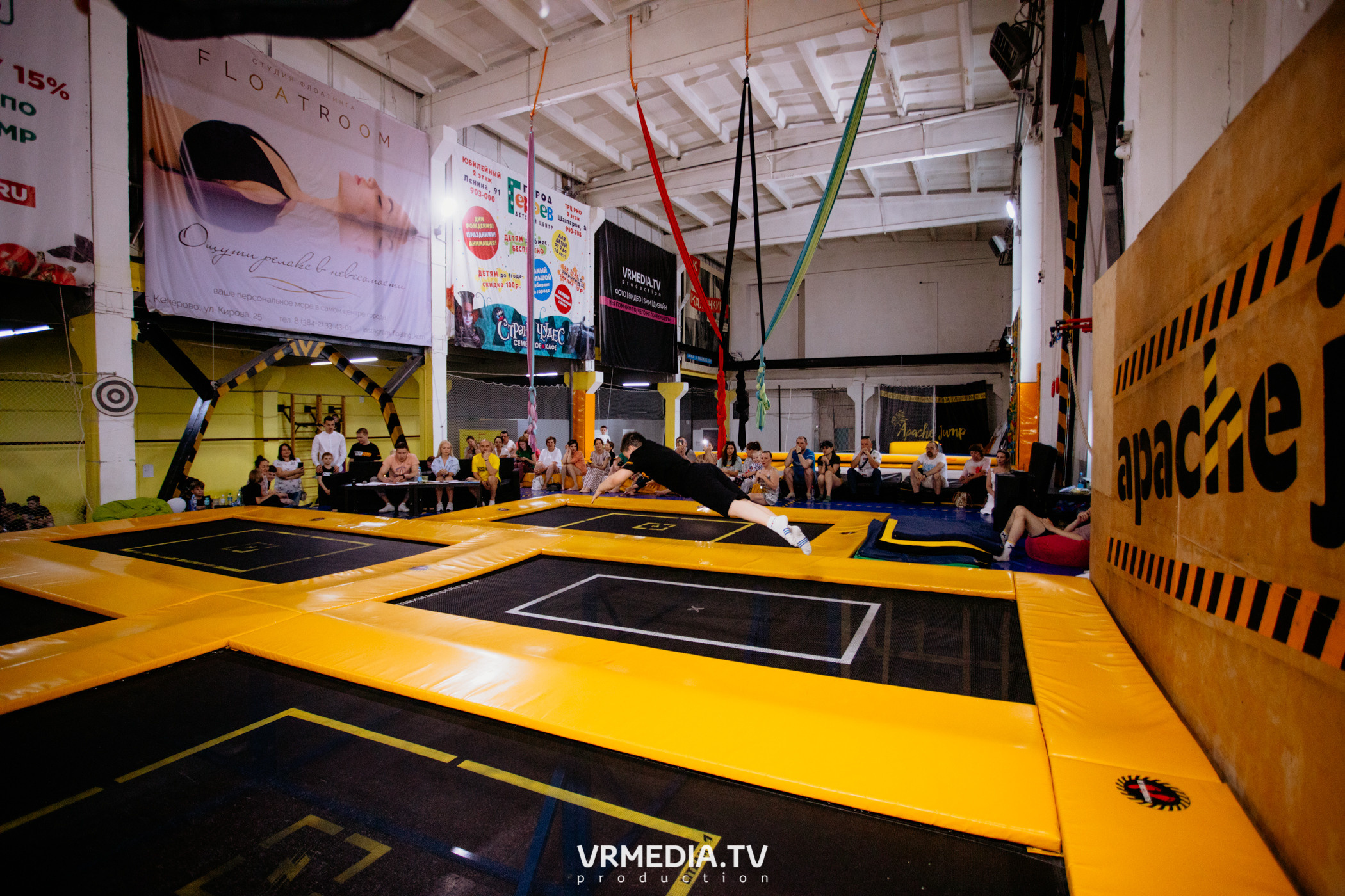 Соревнования по прыжкам на батуте в «Apache Jump»