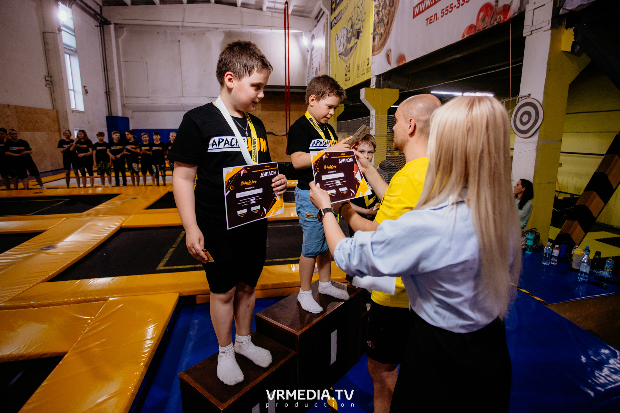 Соревнования по прыжкам на батуте в «Apache Jump»