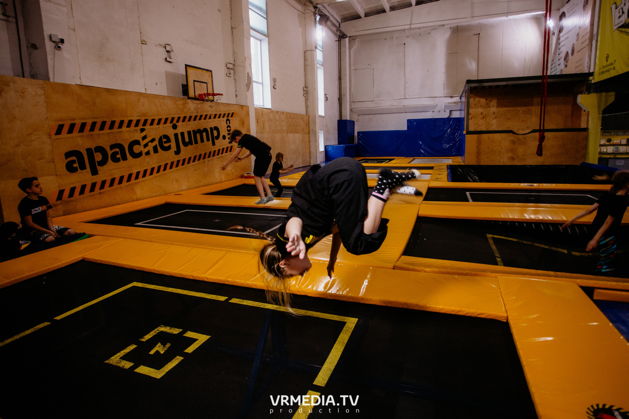 Соревнования по прыжкам на батуте в «Apache Jump»