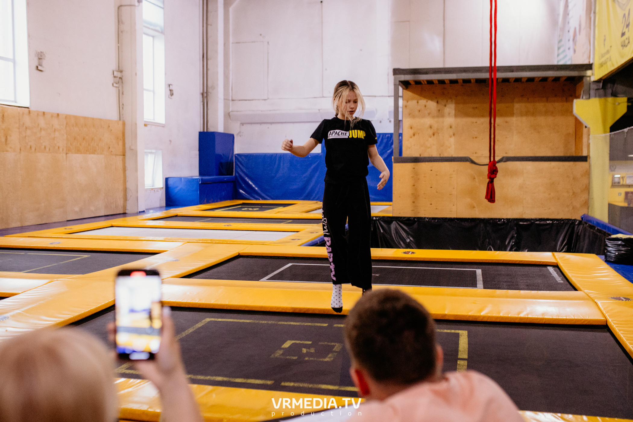 Соревнования по прыжкам на батуте в «Apache Jump»