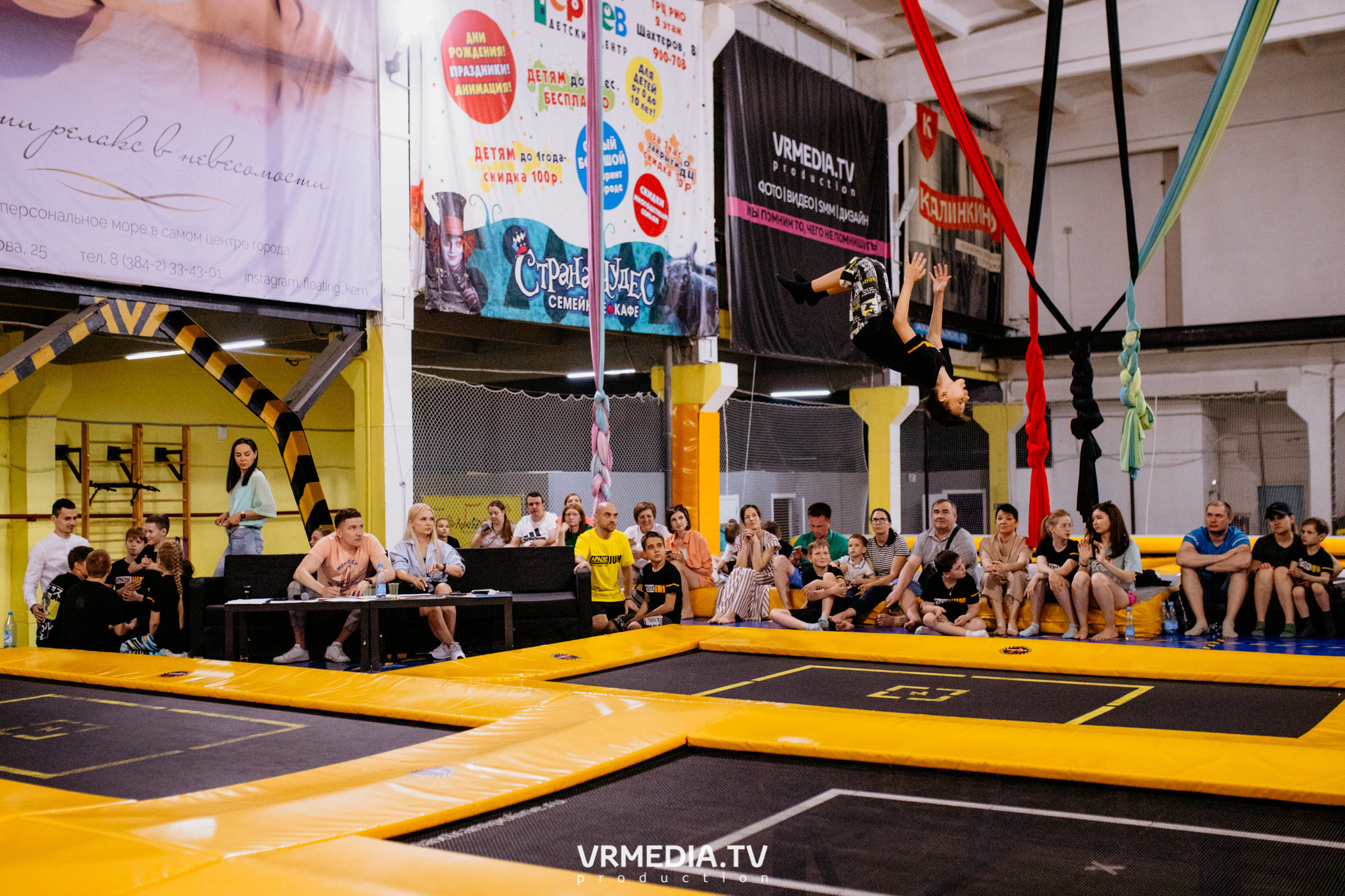 Соревнования по прыжкам на батуте в «Apache Jump»