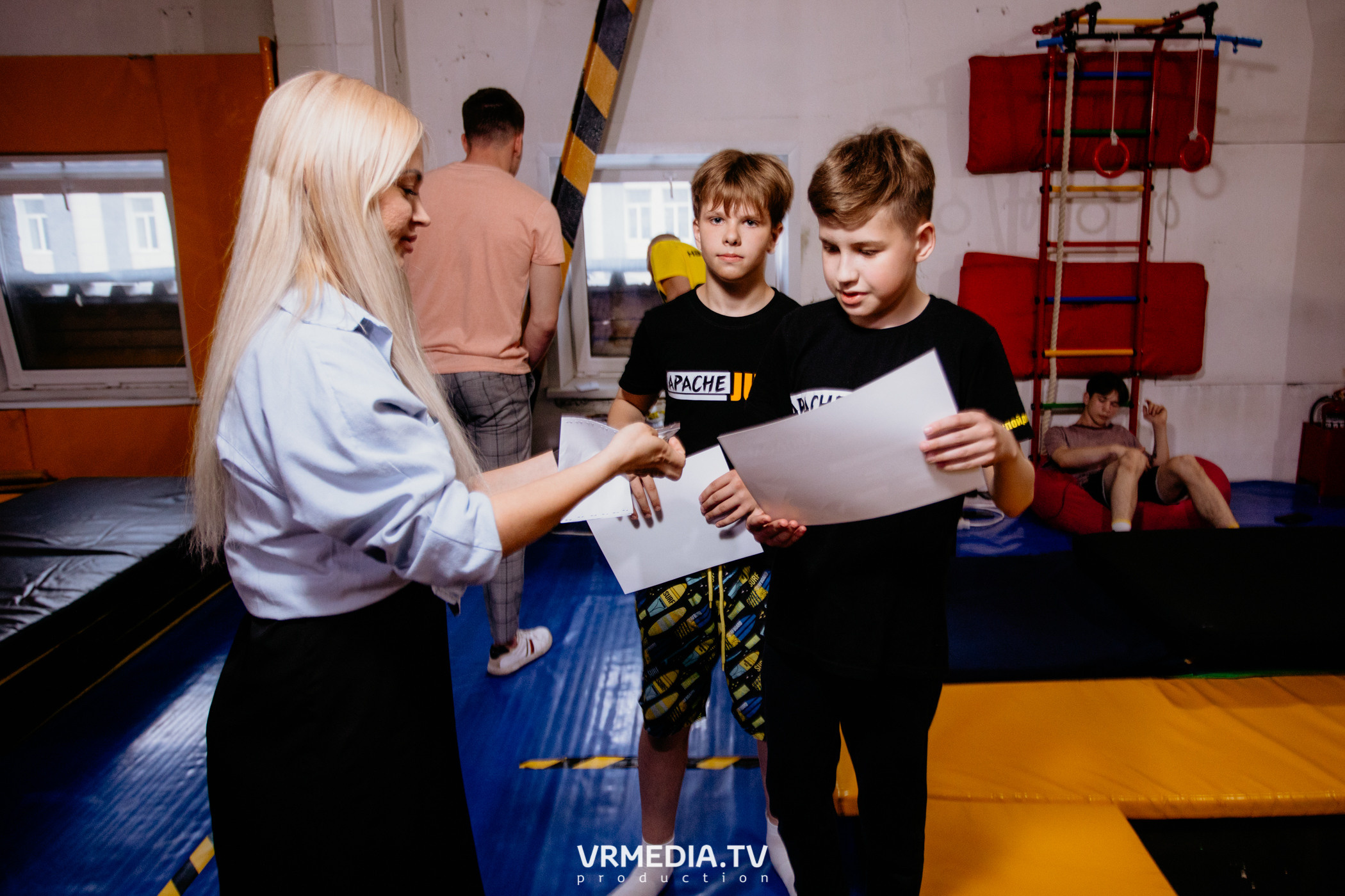 Соревнования по прыжкам на батуте в «Apache Jump»