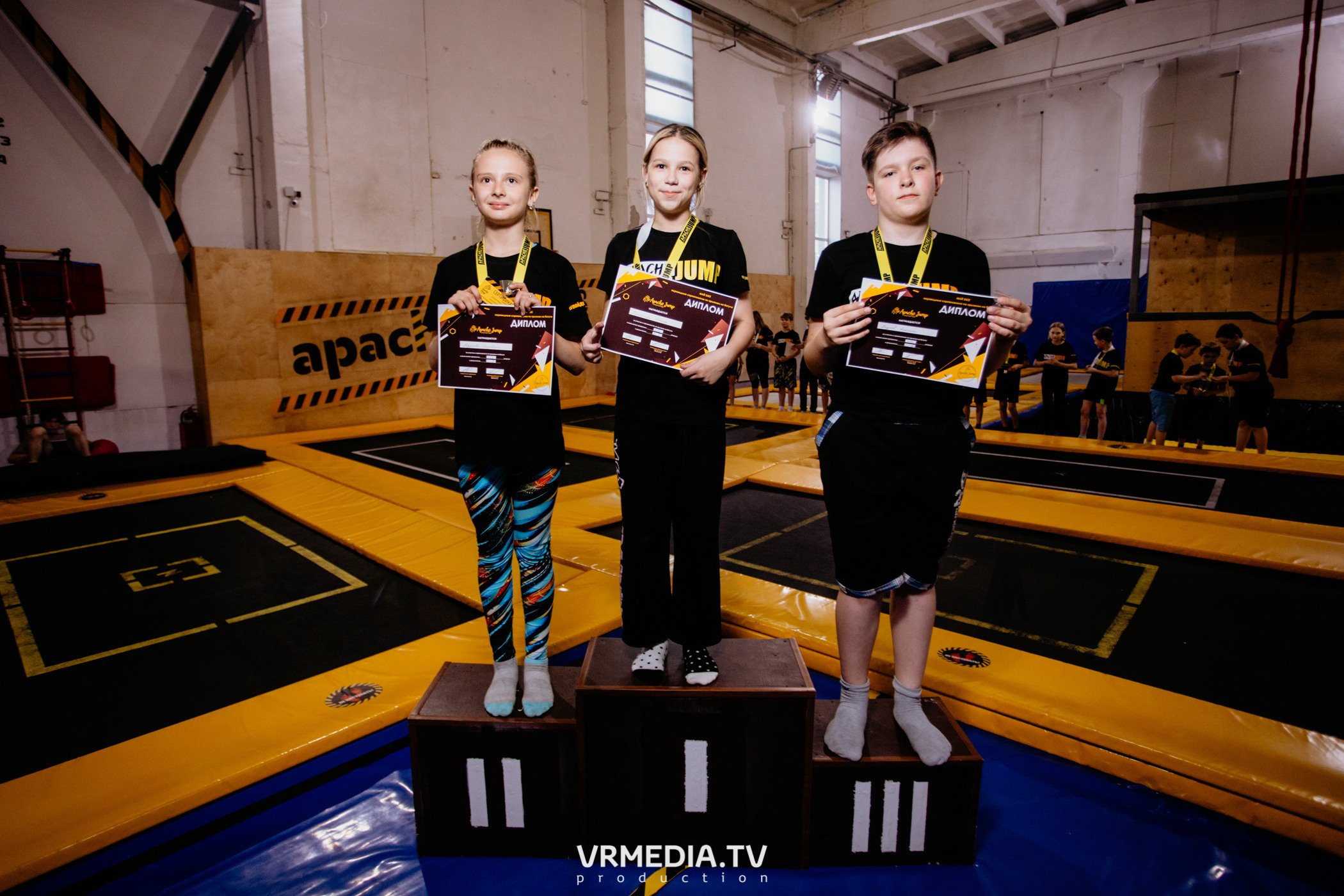 Соревнования по прыжкам на батуте в «Apache Jump»