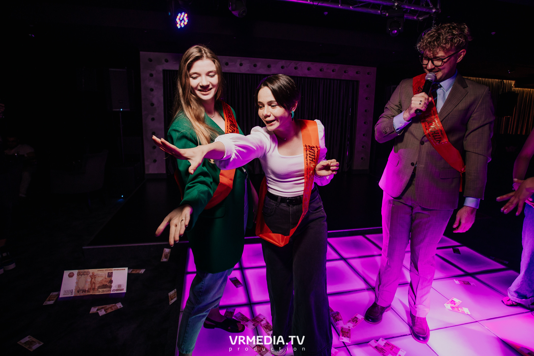 Пятничная вечеринка в караоке-баре «Volna»