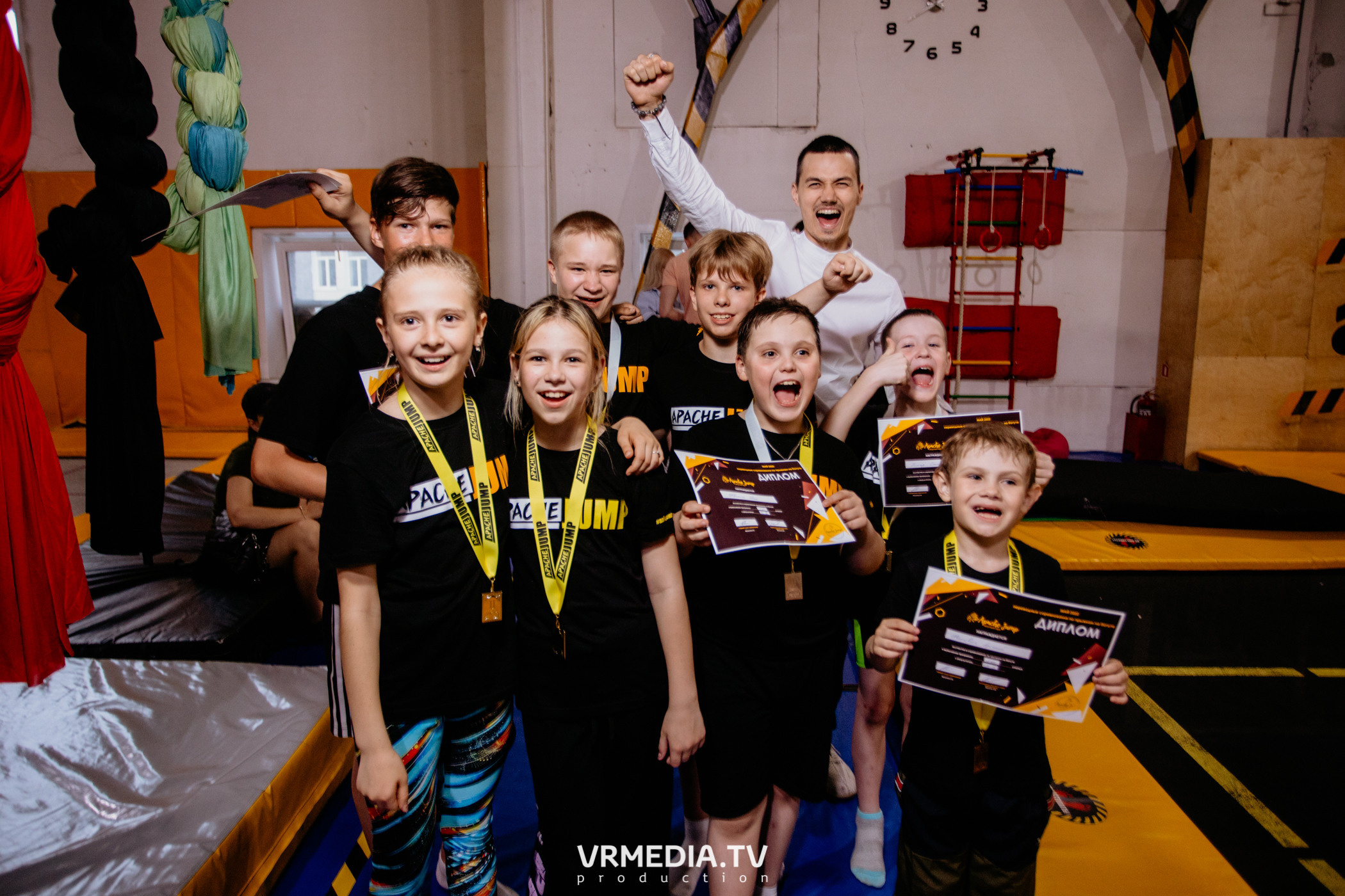 Соревнования по прыжкам на батуте в «Apache Jump»