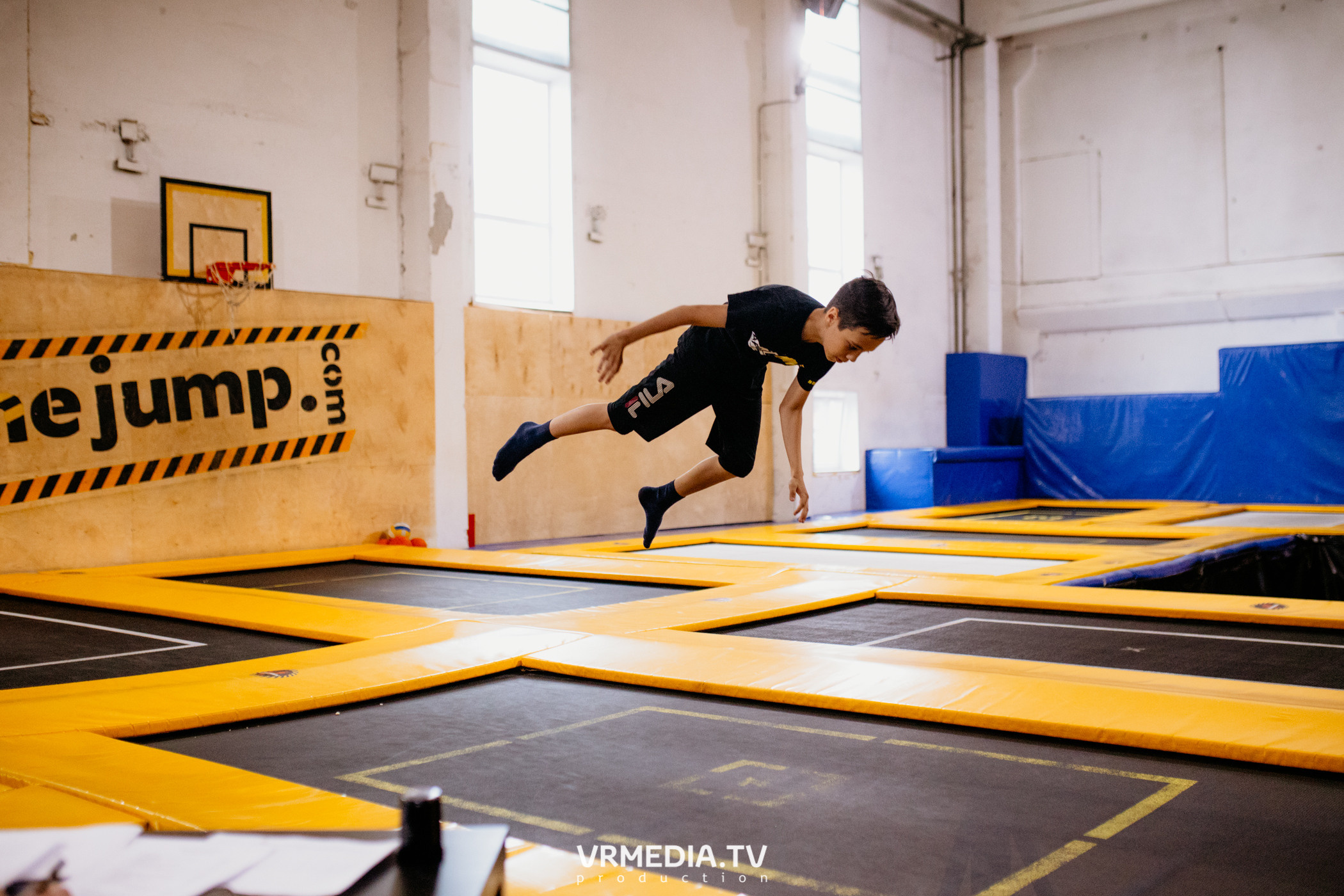 Соревнования по прыжкам на батуте в «Apache Jump»