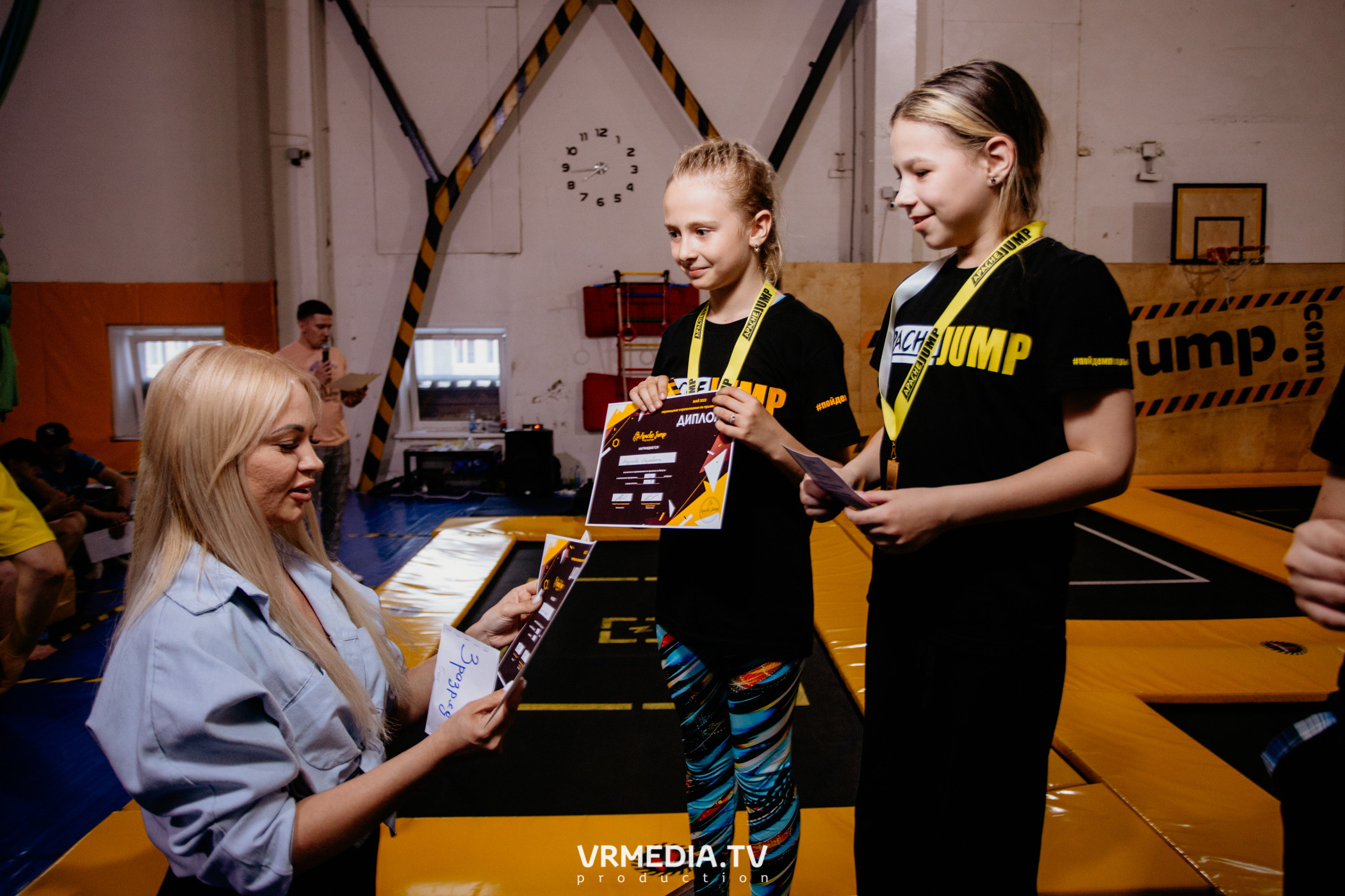 Соревнования по прыжкам на батуте в «Apache Jump»