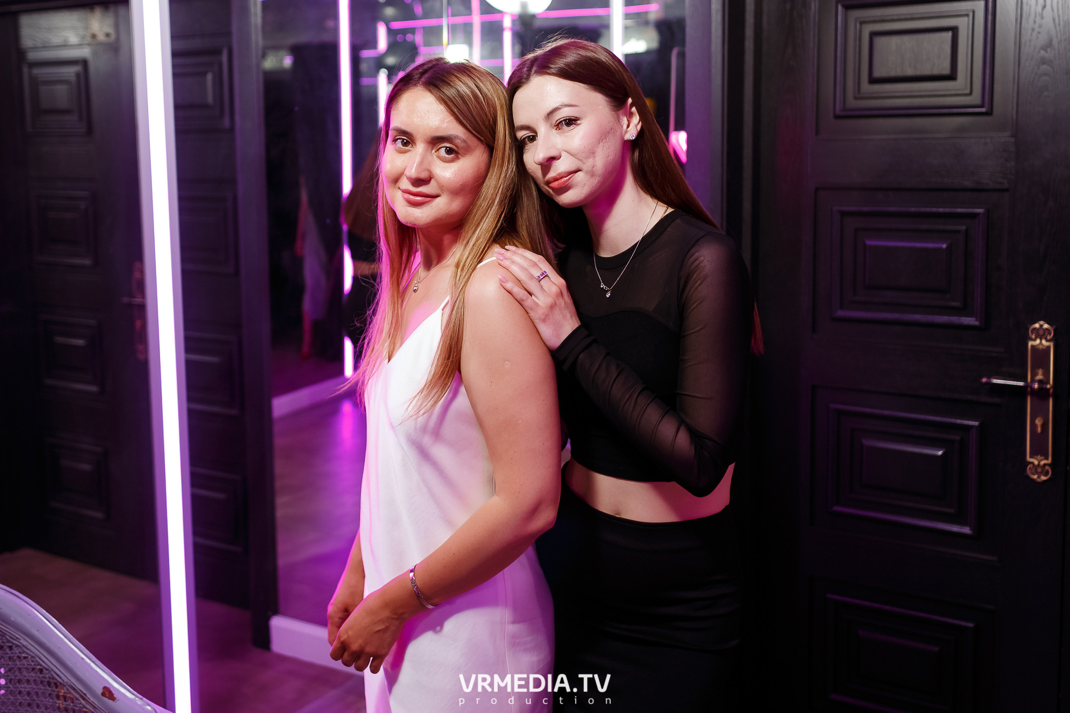 Золотая пятница. Вечеринка 90х в караоке-баре «Volna»