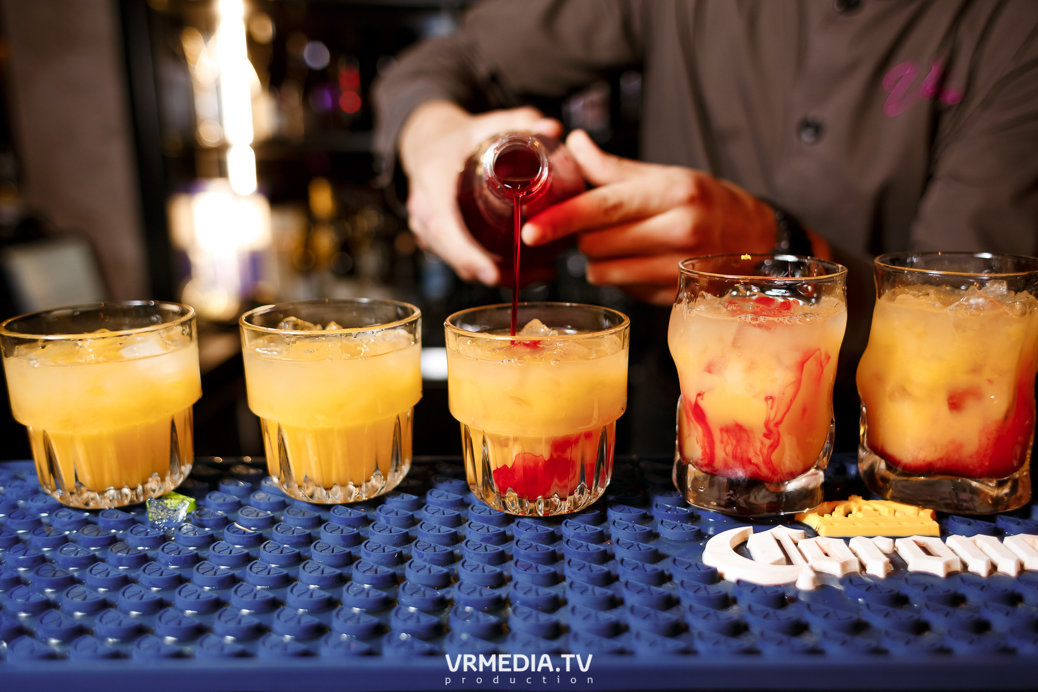 Золотая пятница. Вечеринка 90х в караоке-баре «Volna»