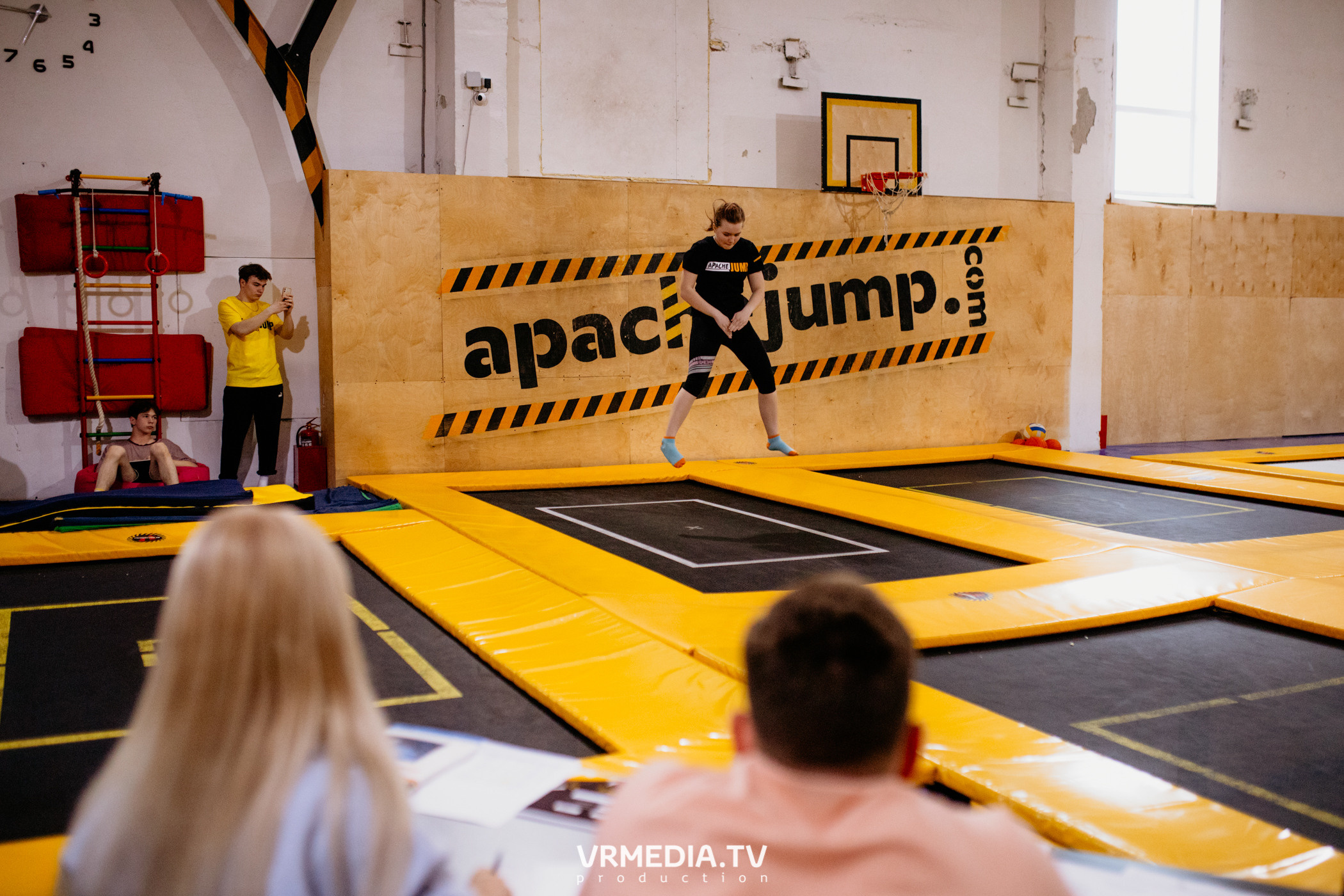 Соревнования по прыжкам на батуте в «Apache Jump»