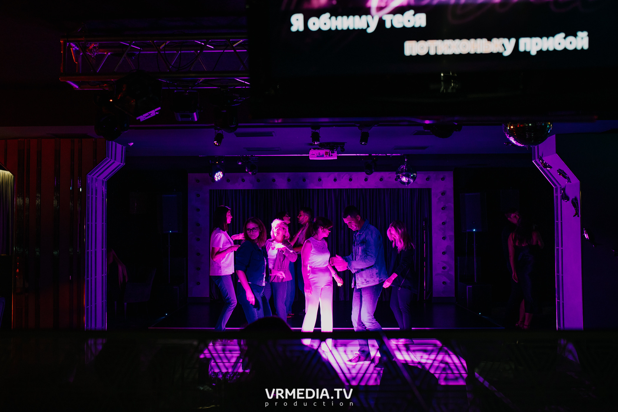 Пятничная вечеринка в караоке-баре «Volna»