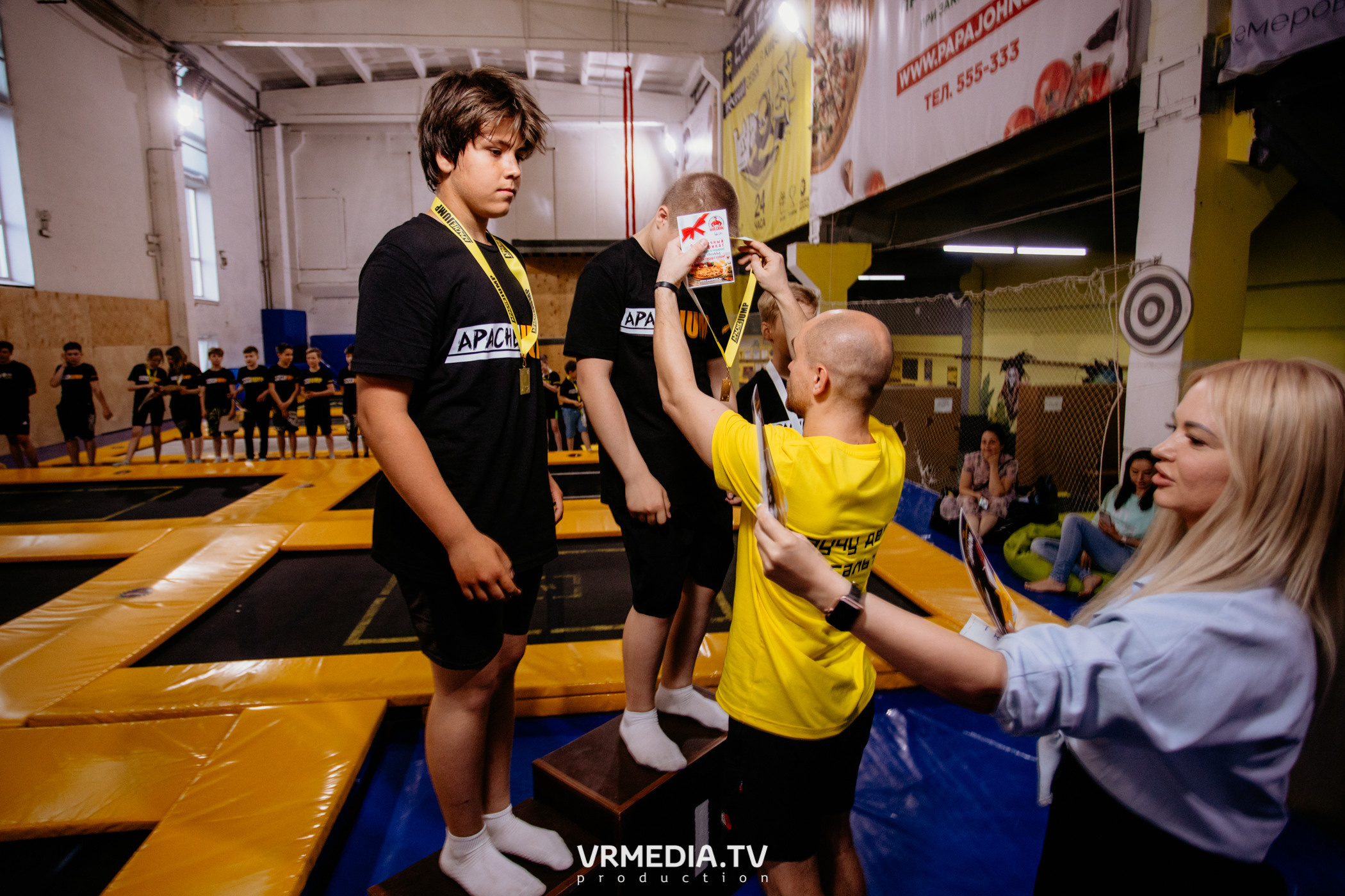 Соревнования по прыжкам на батуте в «Apache Jump»