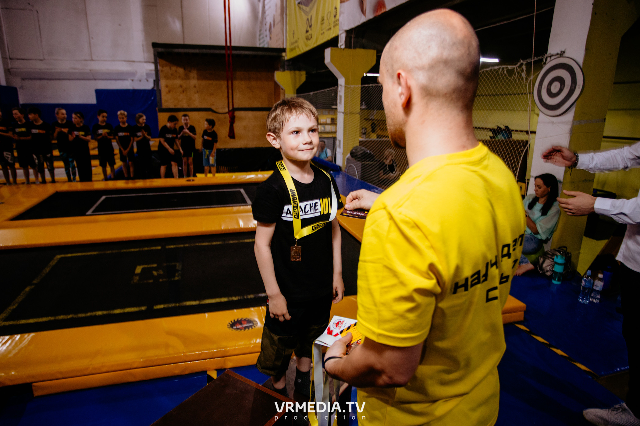 Соревнования по прыжкам на батуте в «Apache Jump»